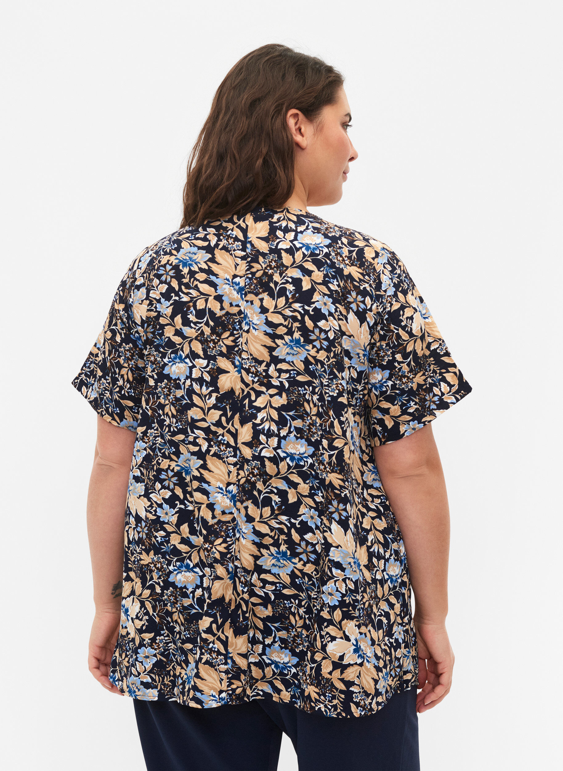 Zizzi FLASH - Bluse med korte ermer og trykk, Brown Blue Flower, Model image number 1
