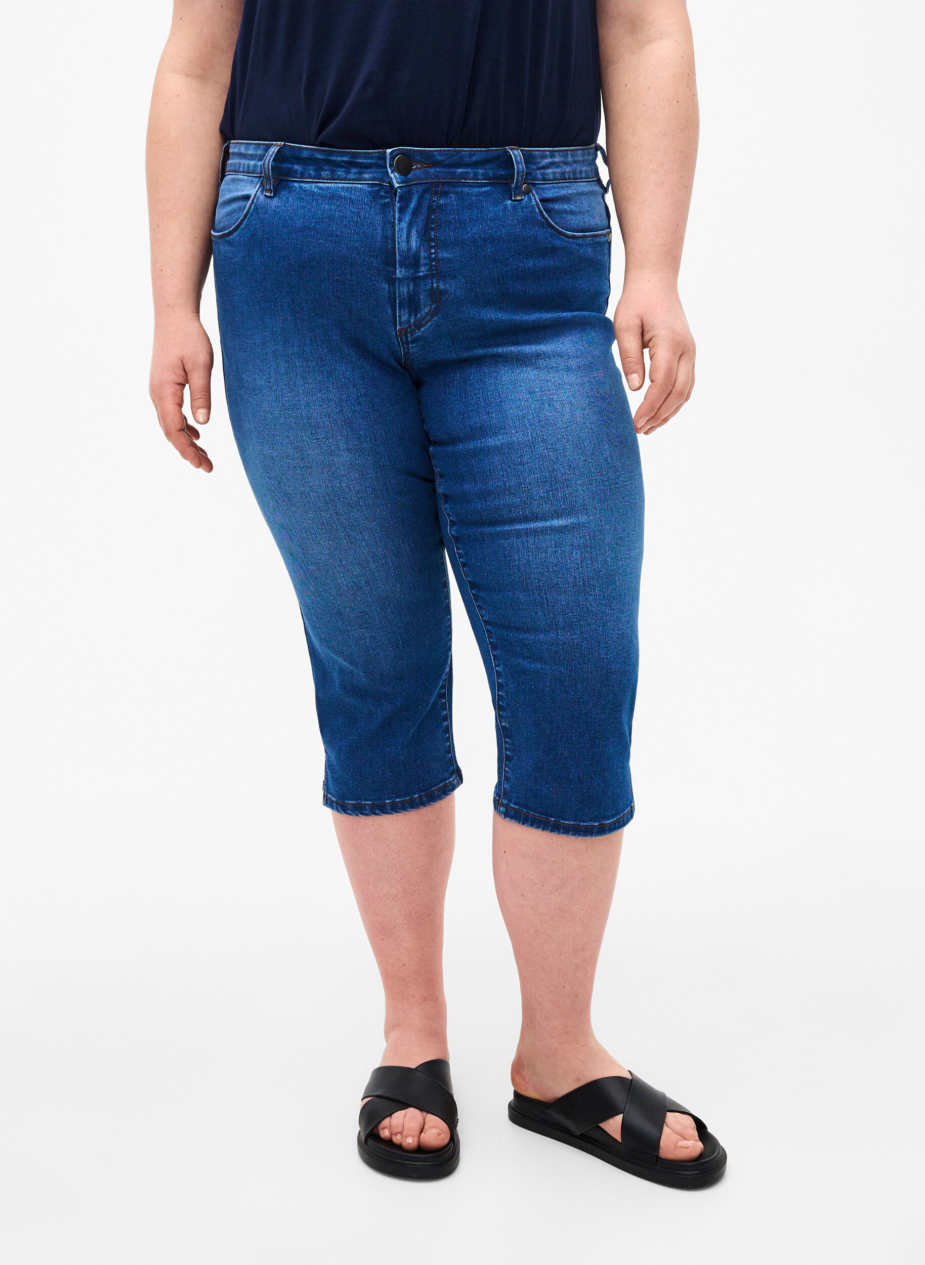 Zizzi Emily knebukser i denim med smal passform, Blue Denim, Model image number 2