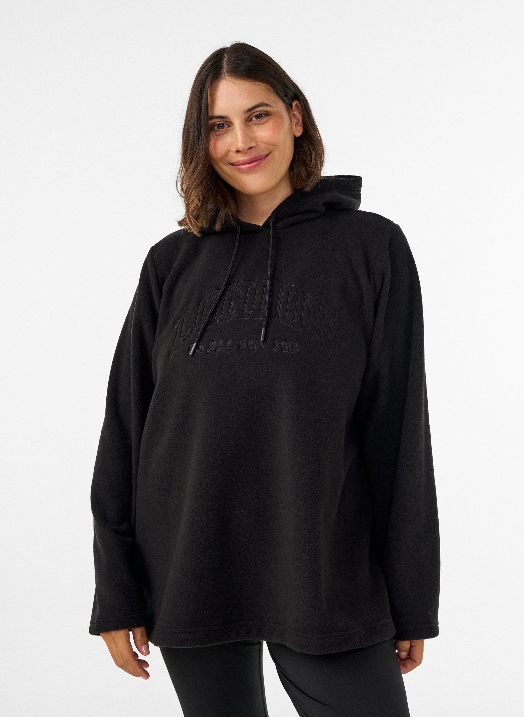 Fleece hettegenser med h&oslash;y hals og brodert tekst, Svart, Model
