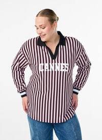 Poloskjorte med striper og teksttrykk, Mørk Bordeaux Poloskjorte med striper og teksttrykk, Mørk Bordeaux, Model