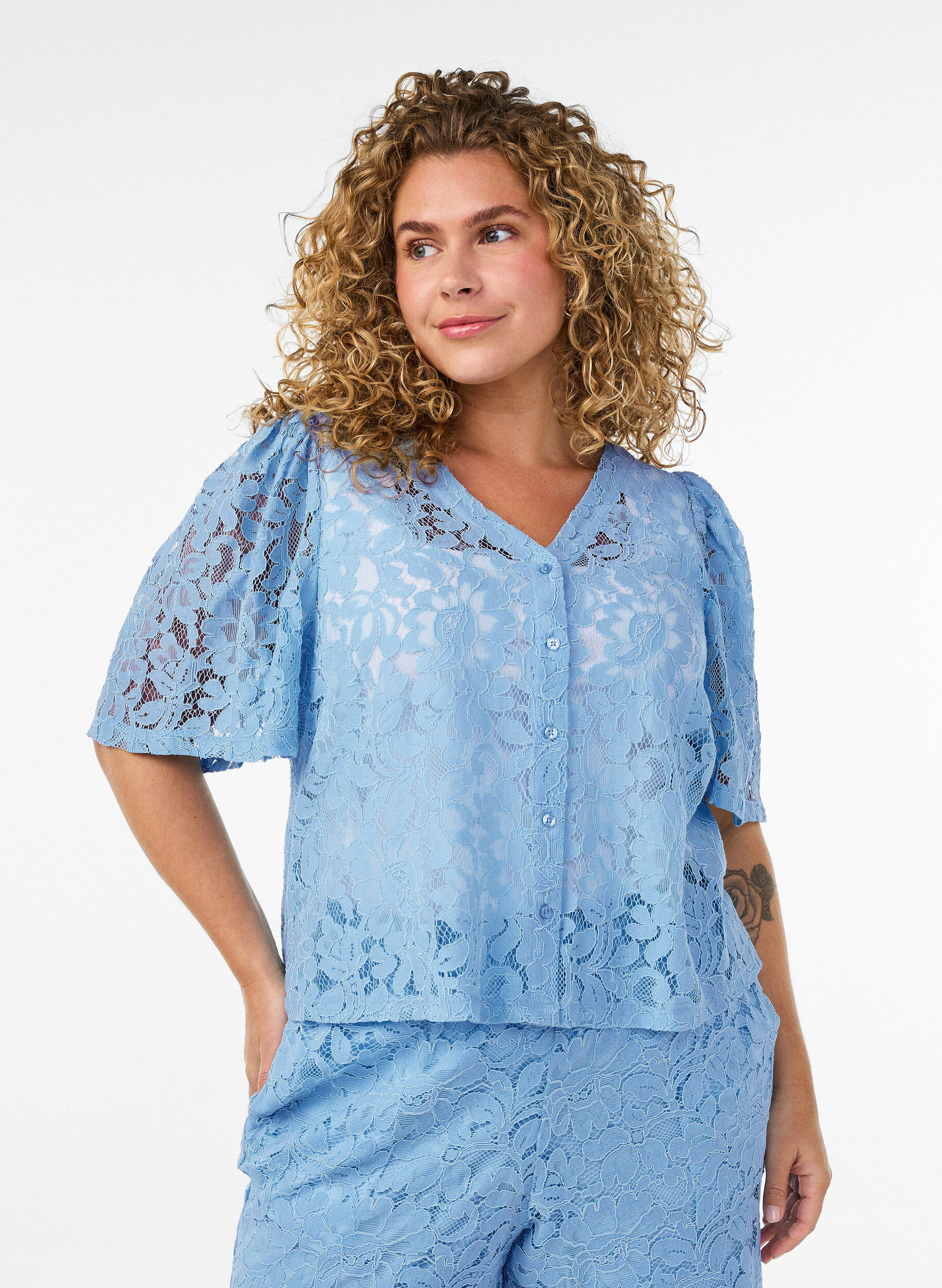 Blonder shorts med h&oslash;y midje og lommer, Bl&aring;, Model