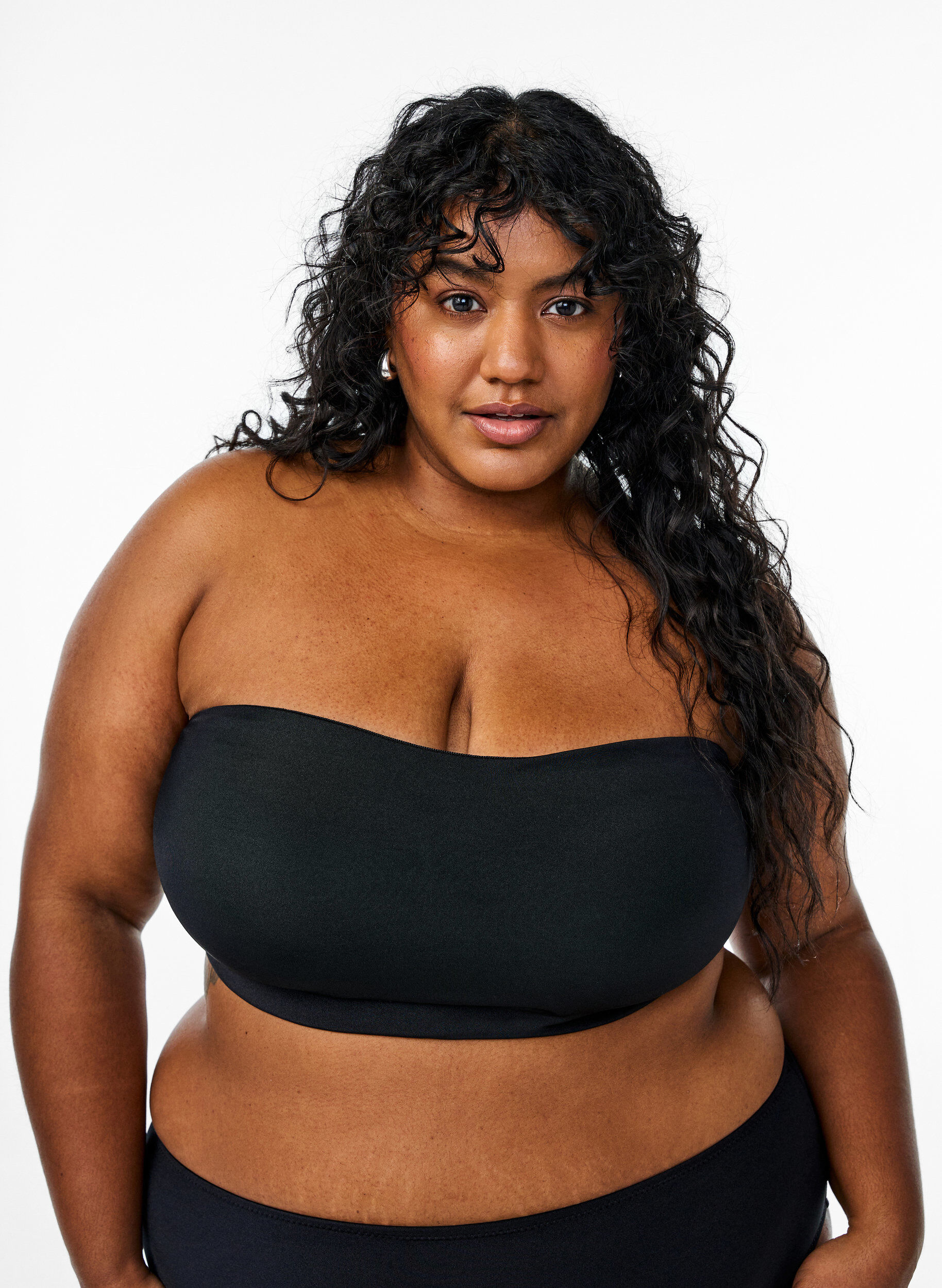 Ensfarget bandeau-bikinitopp, Svart, Model