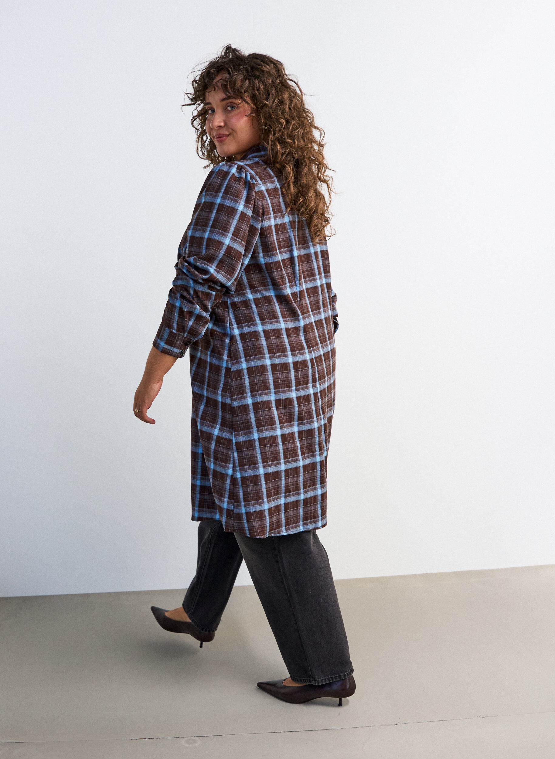ZizziKnlang skjortekjole med rutem&oslash;nster, Brun, Model image number 2