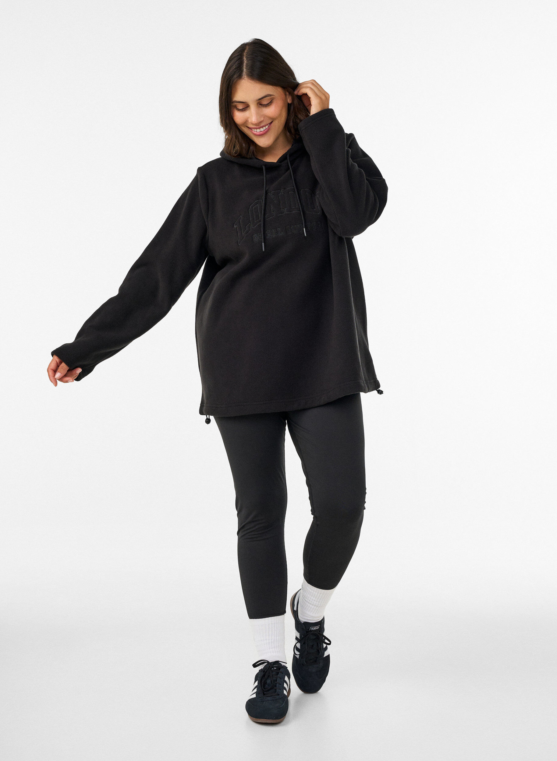 ZizziFleece hettegenser med h&oslash;y hals og brodert tekst, Svart, Model image number 1