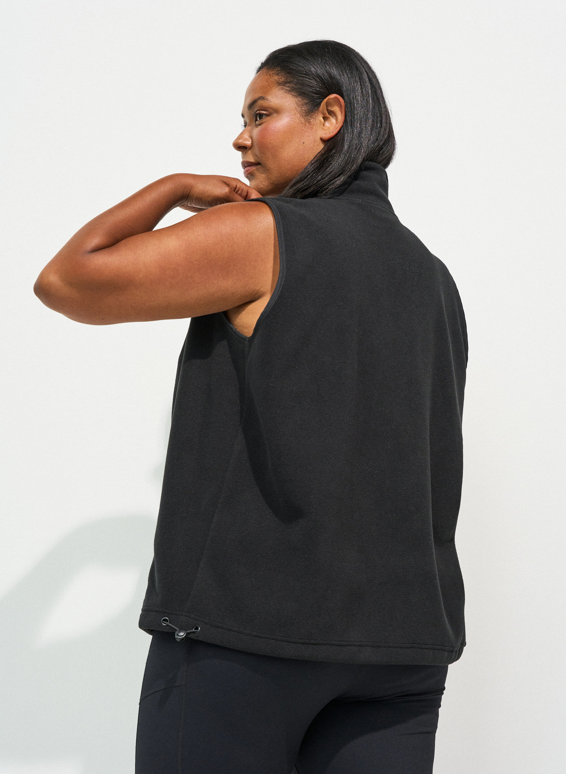 ZizziFleecevest med h&oslash;y krage og snor i bunn, Svart, Model image number 2
