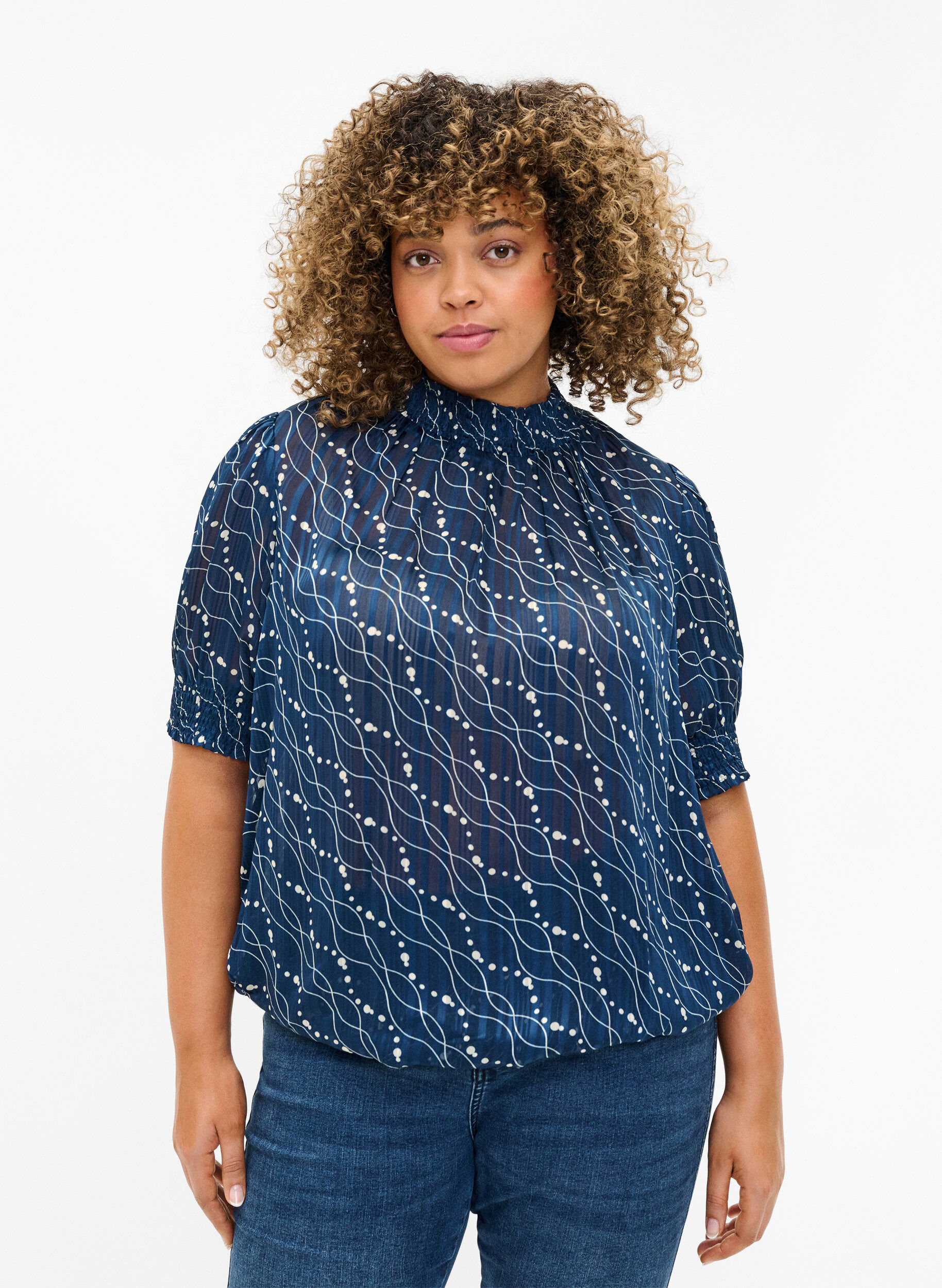 Zizzi Kortermet smokk bluse med trykk, Dress Bl. Swirl AOP, Model image number 0