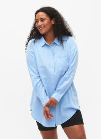 Lang skjorte i lin-viskoseblanding, Chambray Blue, Model
