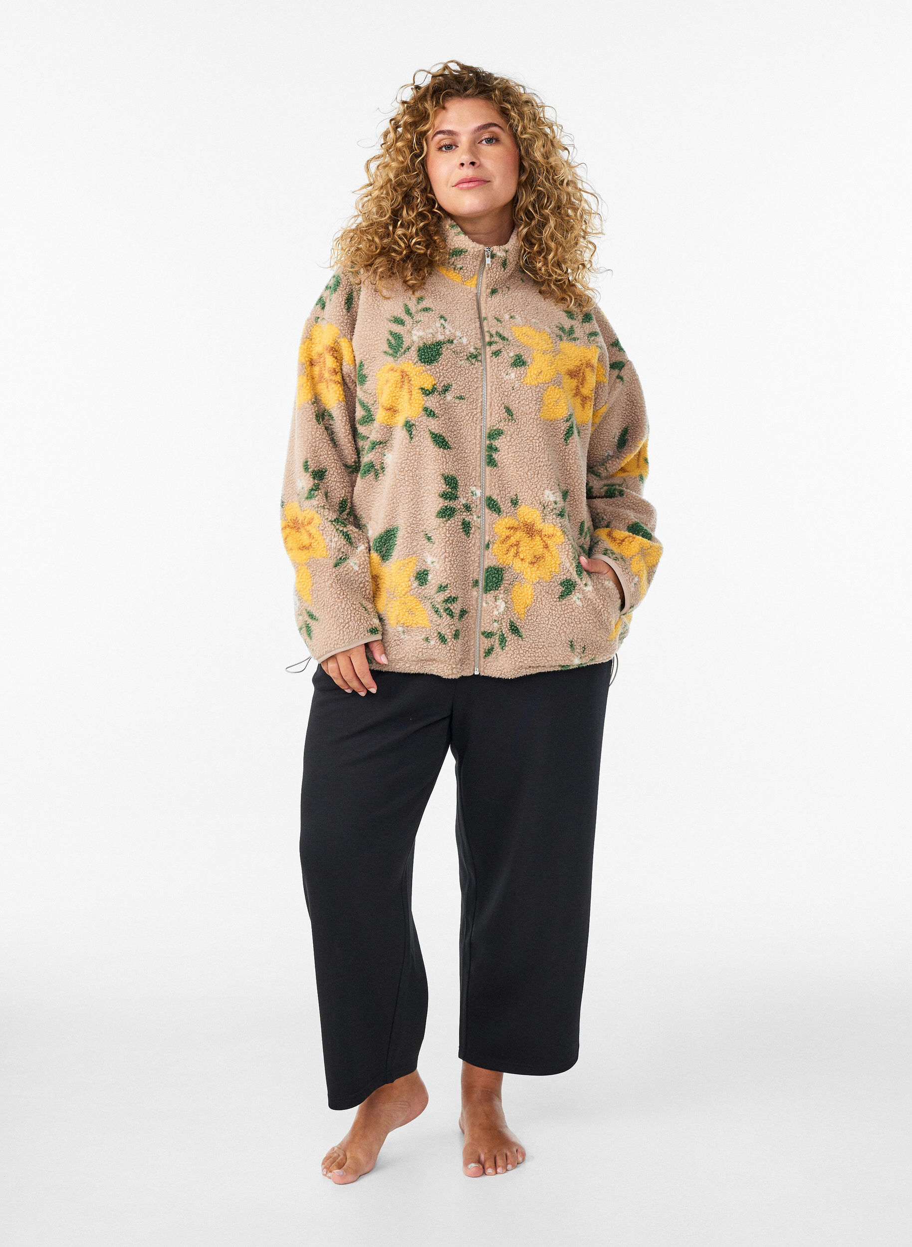 ZizziBlomstret fleecejakke med h&oslash;y hals og glidel&aring;s, Beige, Model image number 1