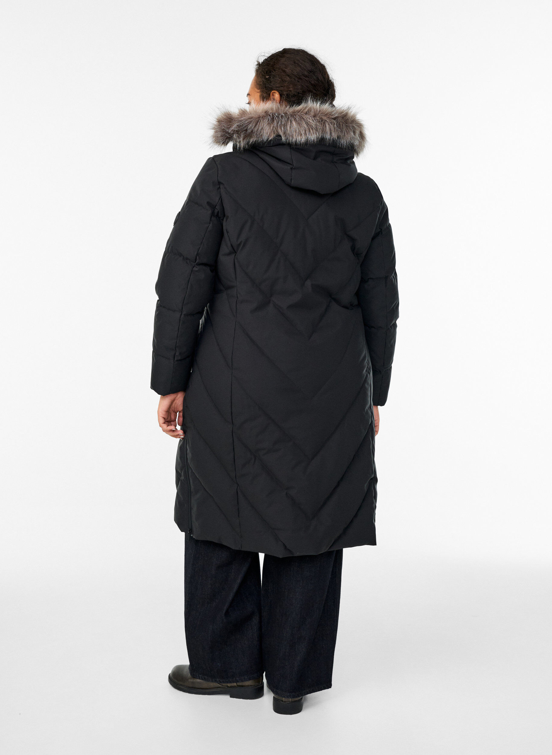 ZizziLang vinterk&aring;pe med kroklukking og en imitert pelskrage, Svart, Model image number 2