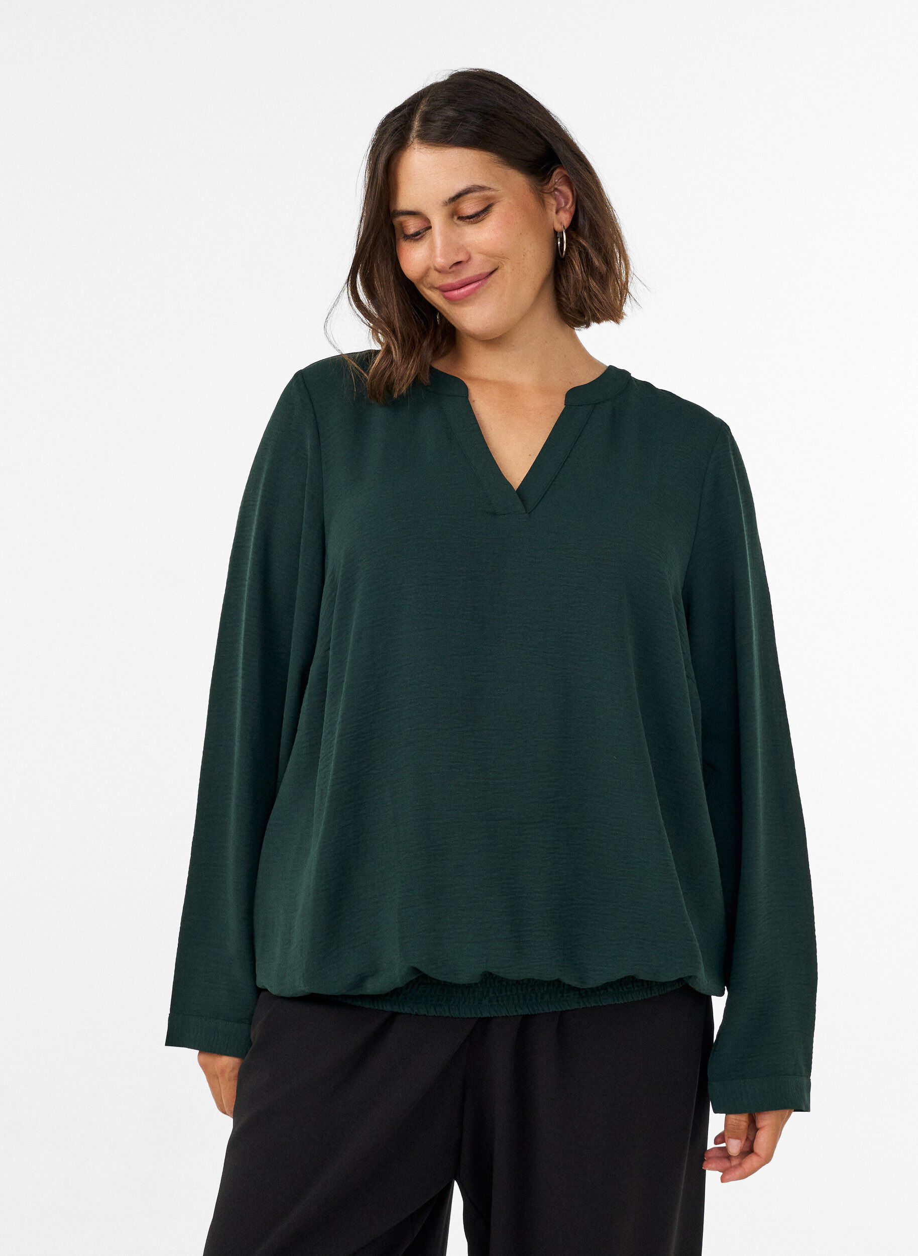 Bluse med ballongsilhuett og V-hals, Gr&oslash;nn, Model