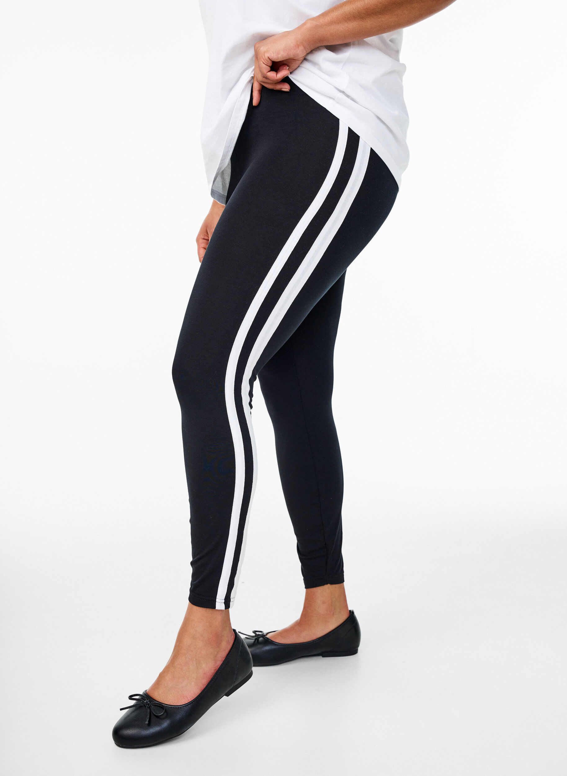 Zizzi Viskoseleggings med side striper, Black W. Stripe, Model image number 0