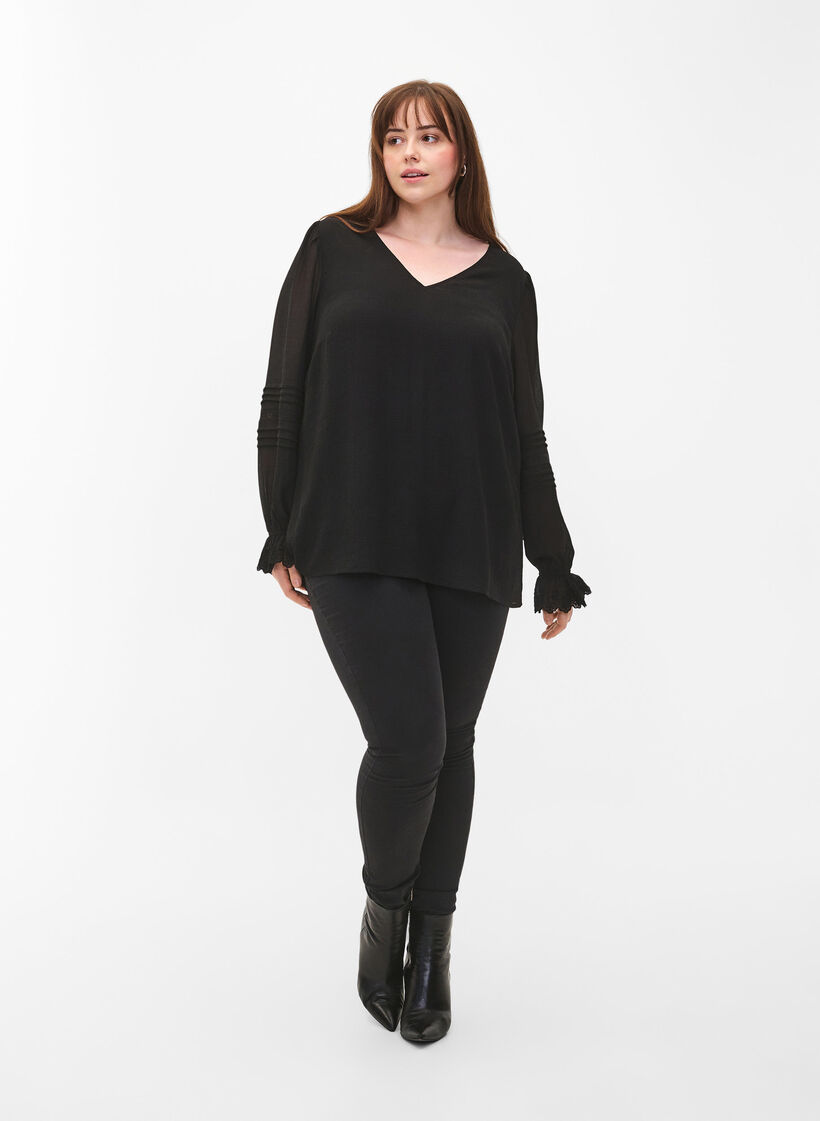 Bluse med V-hals og ermer med volanger, Black, Model image number 3
