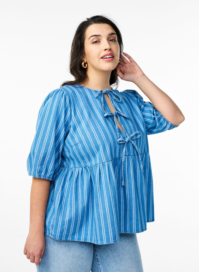 Kortermet denimbluse med stripemønster, Blue Denim Stripe, Model