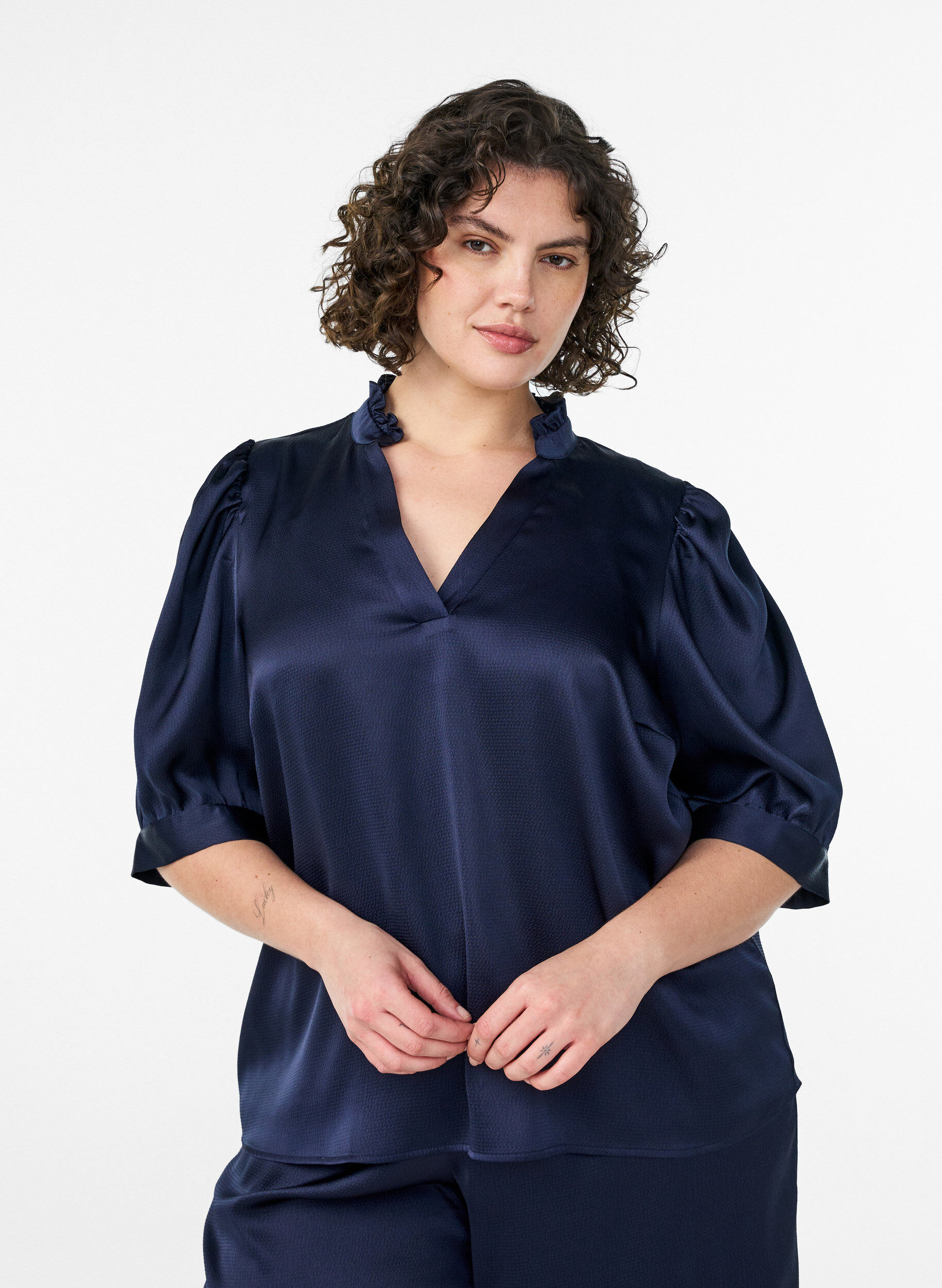 Bluse med satenglook, 1/2-ermer og volangkrage, Bl&aring;, Model