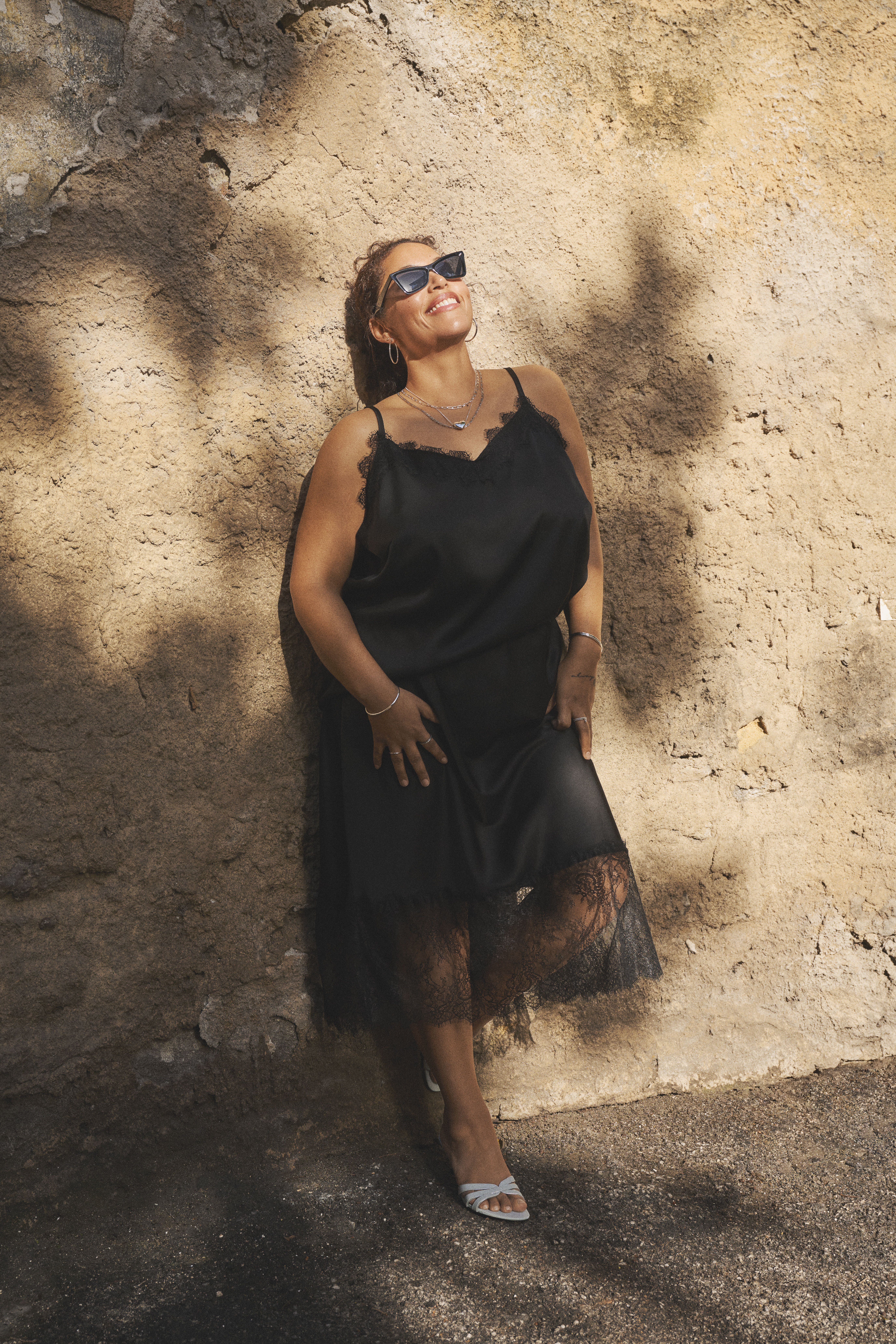 Satengutseende med blonderkant, , Model