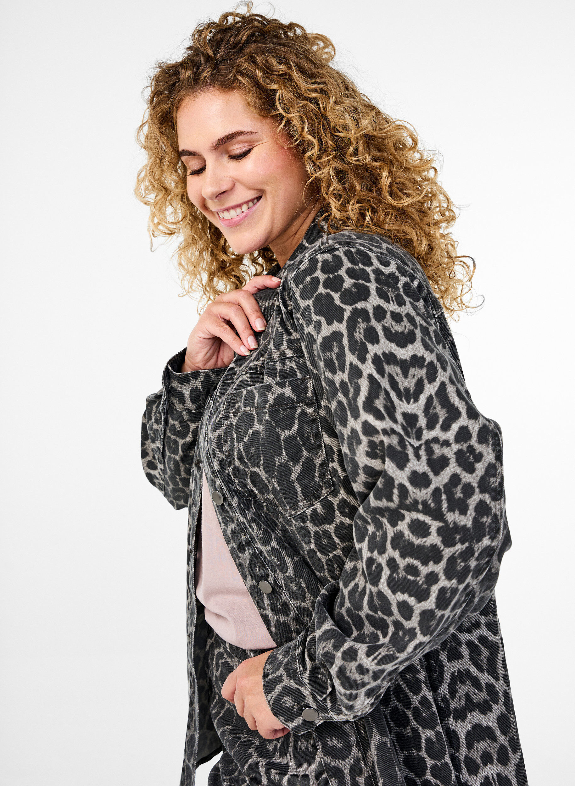 Zizzi Leopardm&oslash;nstret denimskjorte med knapper, Gr&aring;, Model image number 3