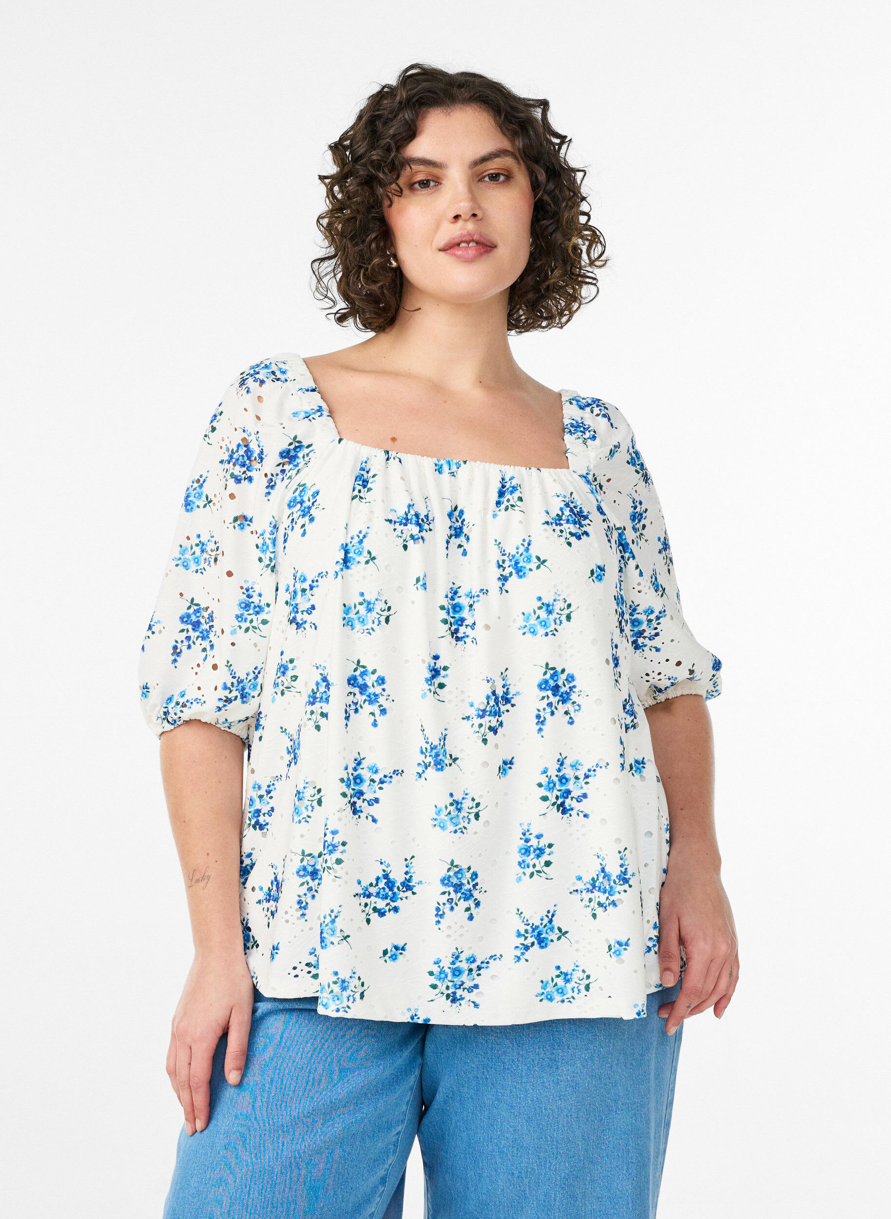 Bluse med blomster og firkantet utringning samt hullbroderi, Hvit, Model