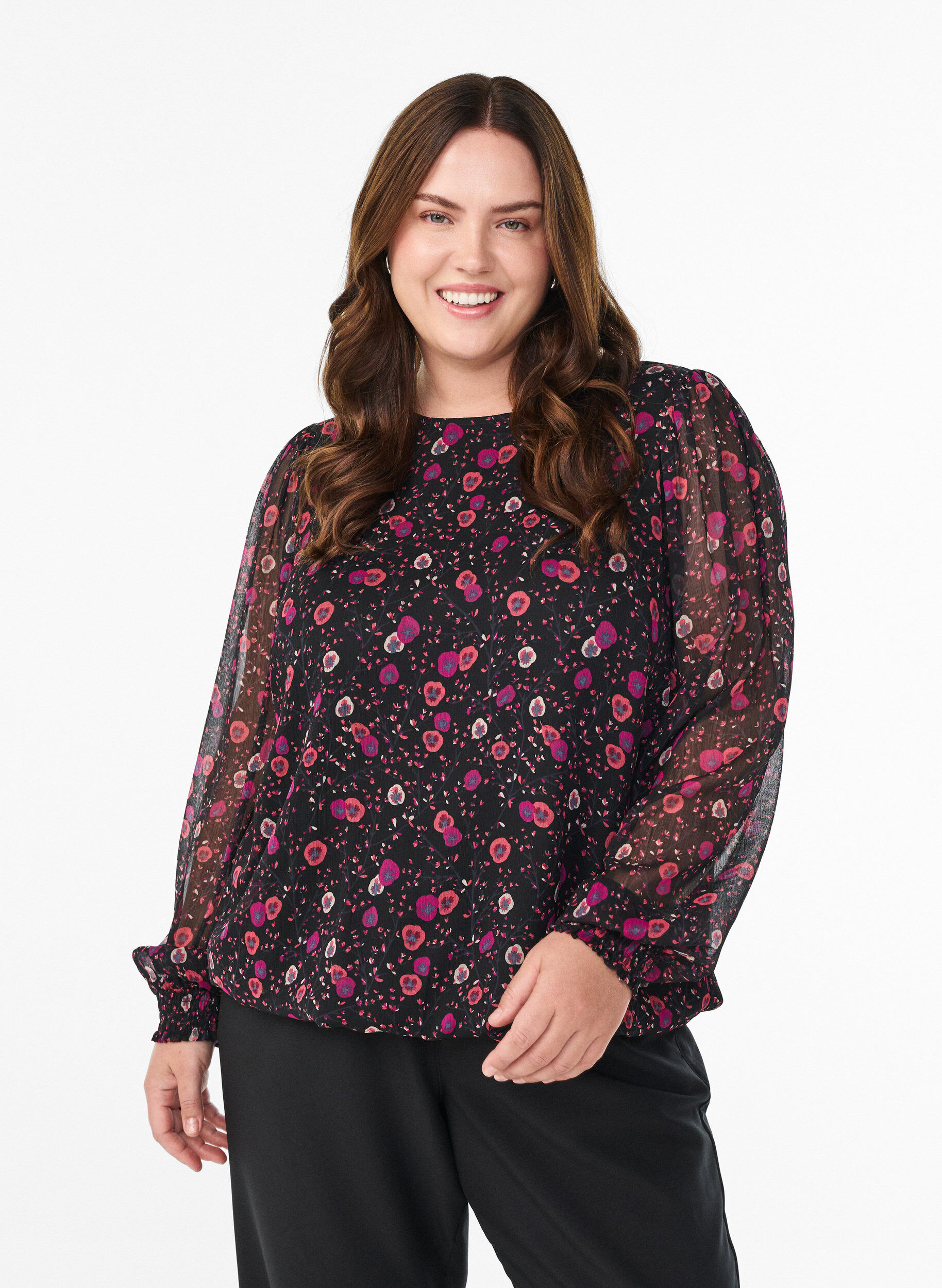 Blomstret chiffongbluse med gjennomsiktige ermer, Svart, Model