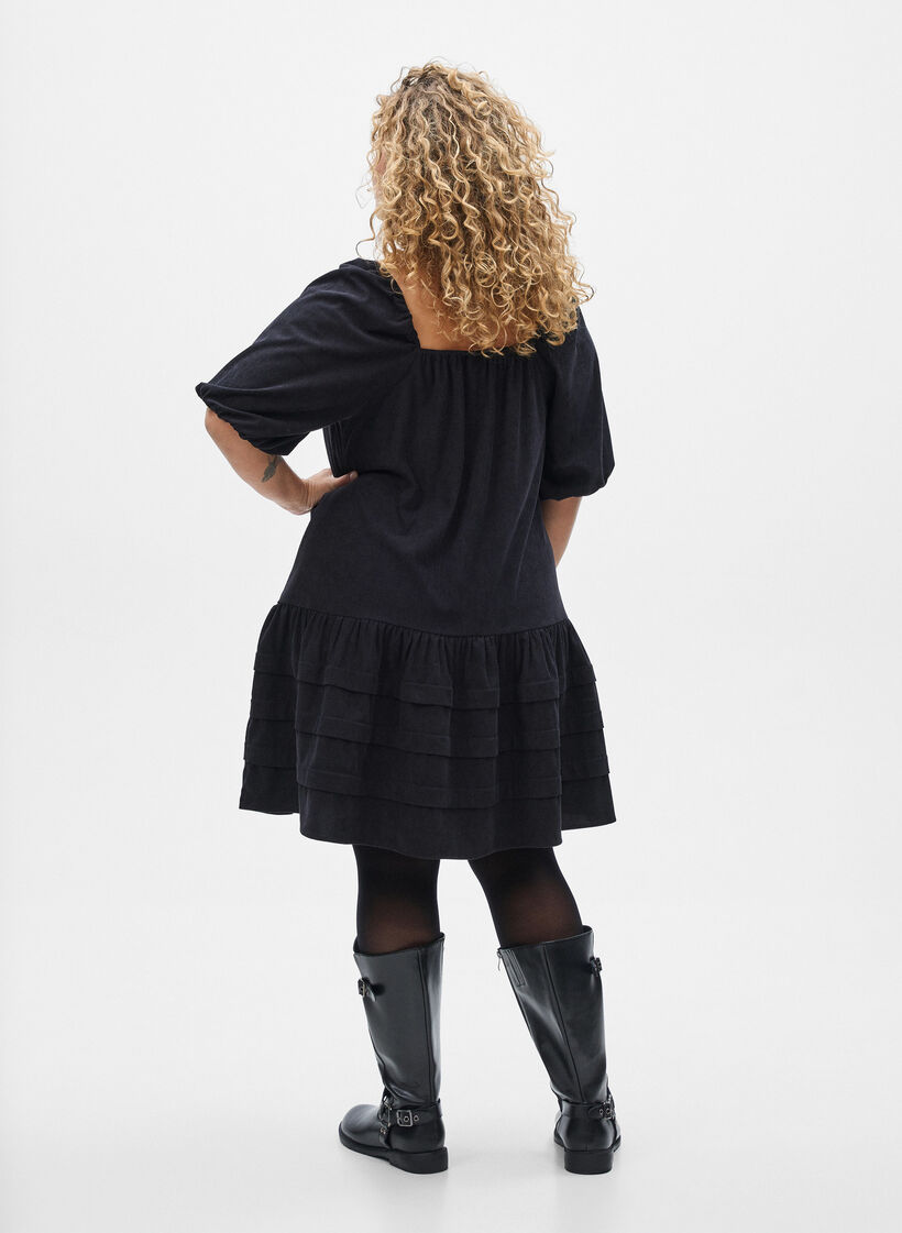 Kort cordfløyelskjole med firkantet halslinje, Black, Model
