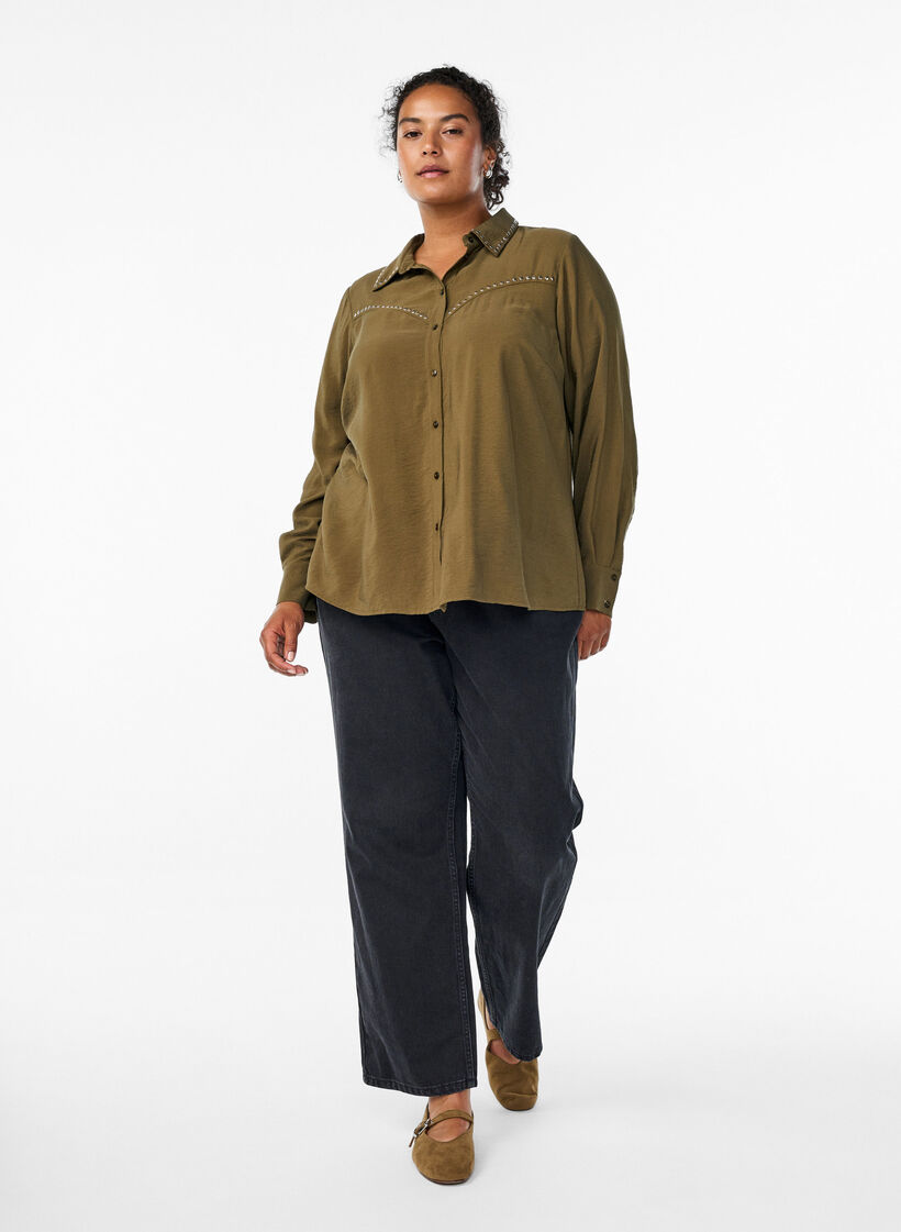 Skjorte med nagler, Dark Olive, Model