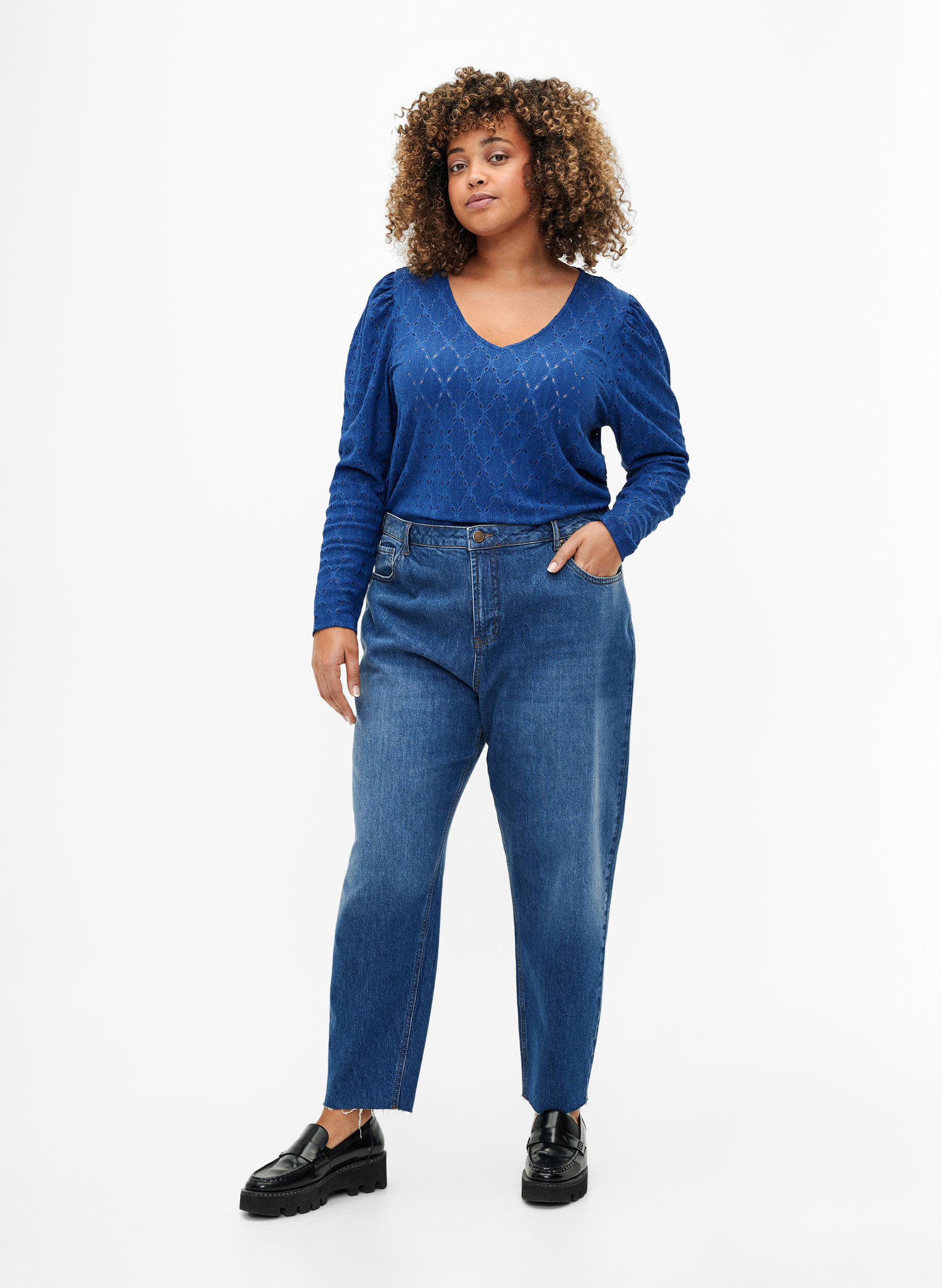 Zizzi Bluse med V-hals og hullm&oslash;nster, Limoges, Model image number 2