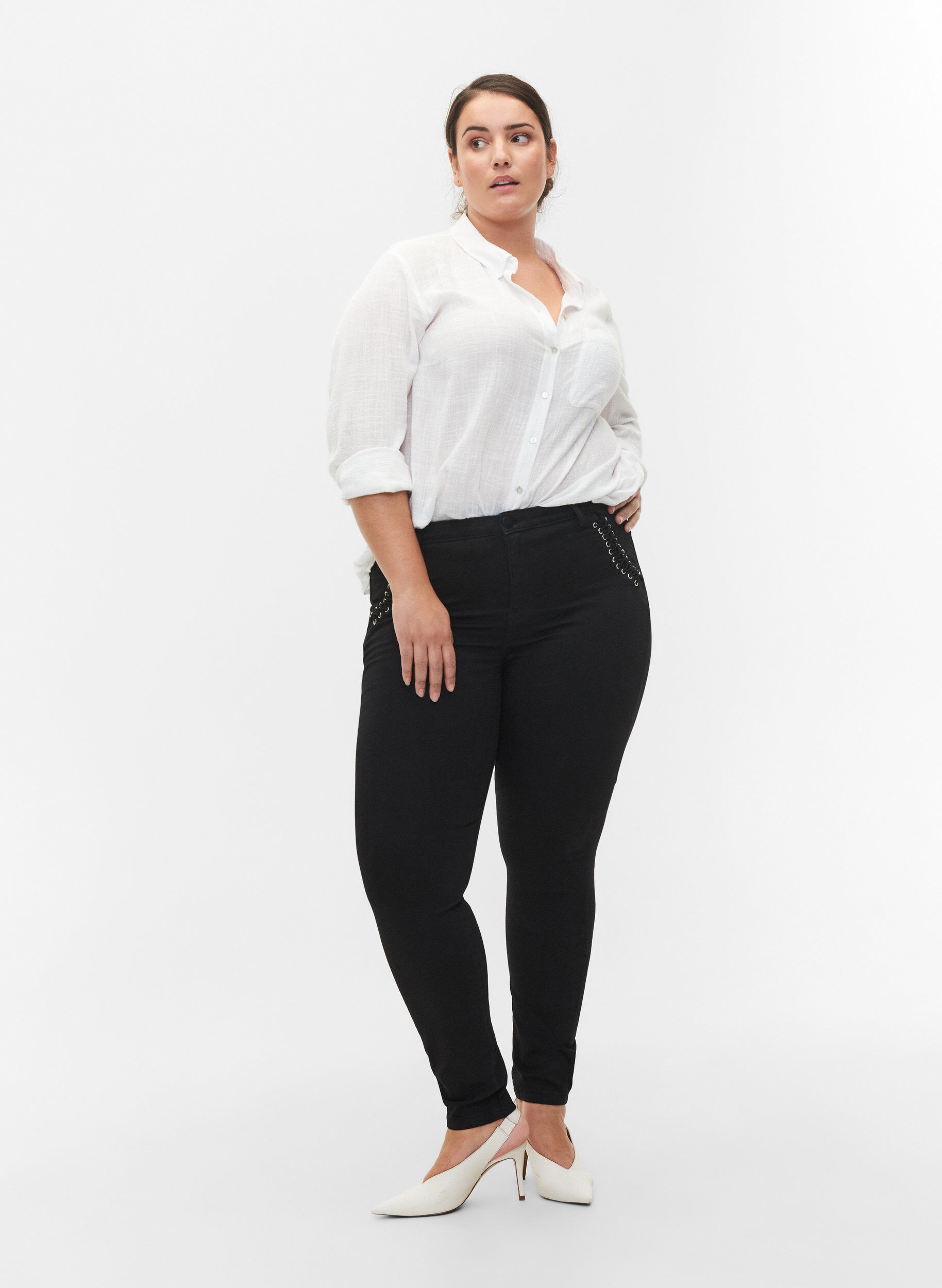 Zizzi Super slim Amy jeans med sn&oslash;redetaljer, Black, Model image number 0