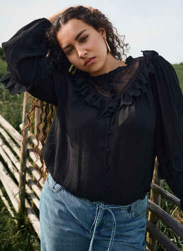 Zizzi Viskose bluse med blonder og volanger, Svart, Image image number 0