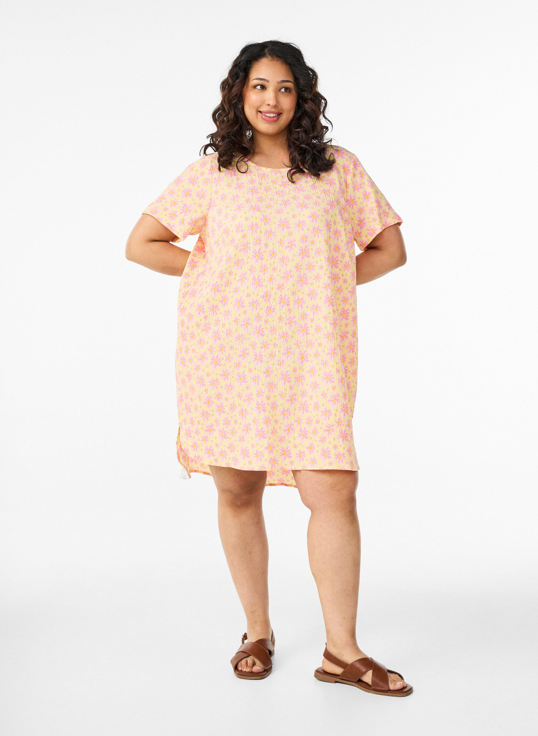 ZizziKort kjole med kr&oslash;llete tekstur og korte ermer, Gul, Model image number 1