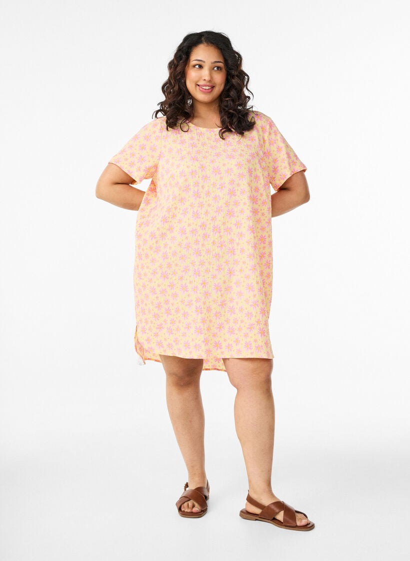 Kort kjole med kr&oslash;llete tekstur og korte ermer, Gul, Model image number 1