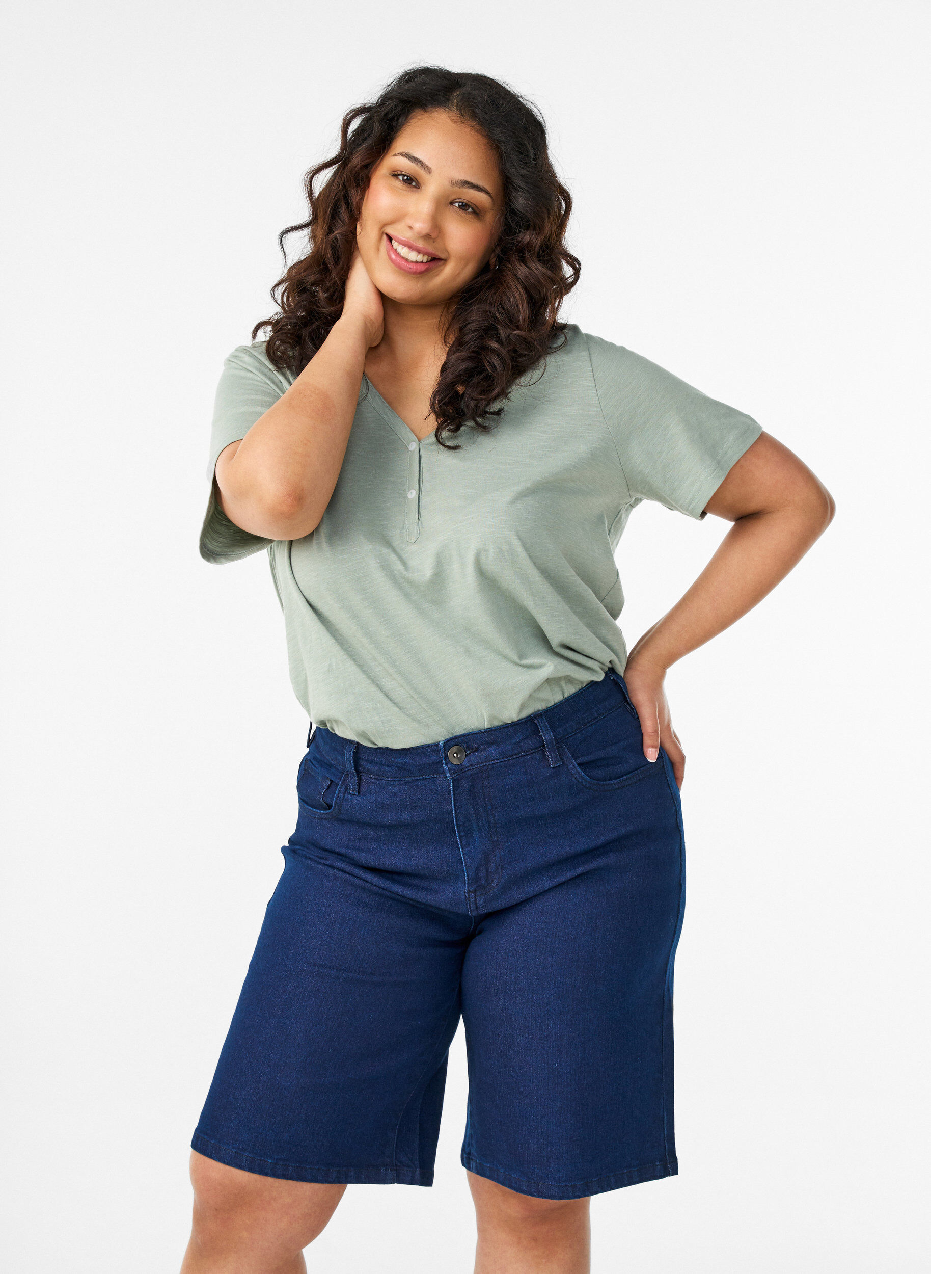 Zizzi L&oslash;se denimshorts med h&oslash;y midje, Bl&aring;, Model image number 0