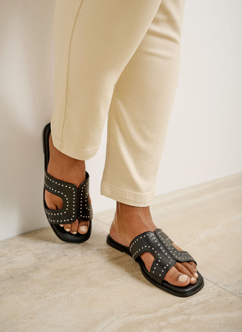 Flate slip-on-sandaler med bred passform og nitter, Black, Image