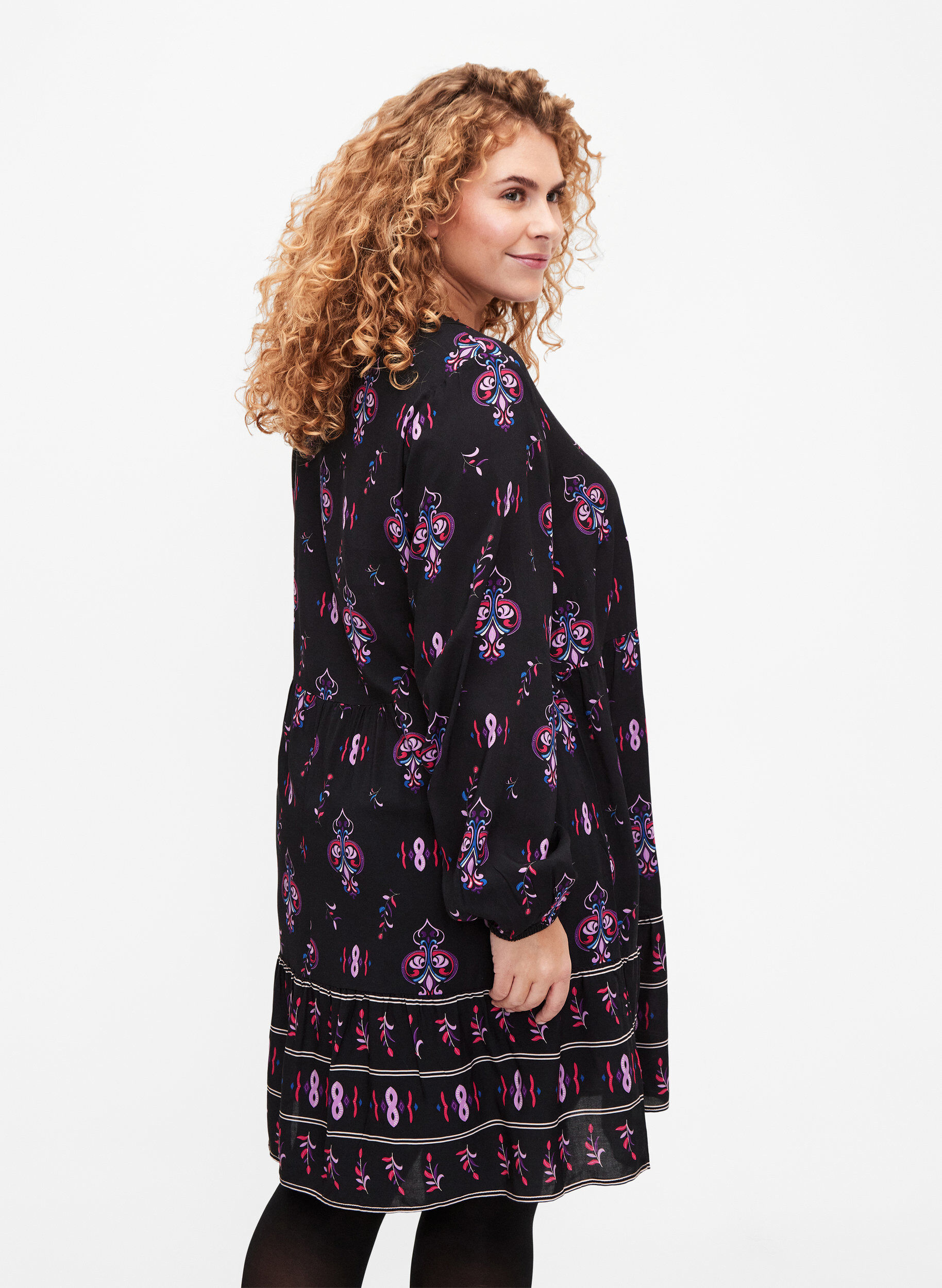 ZizziViskosekjole med lange ermer og trykk, Black Pink AOP, Model image number 1