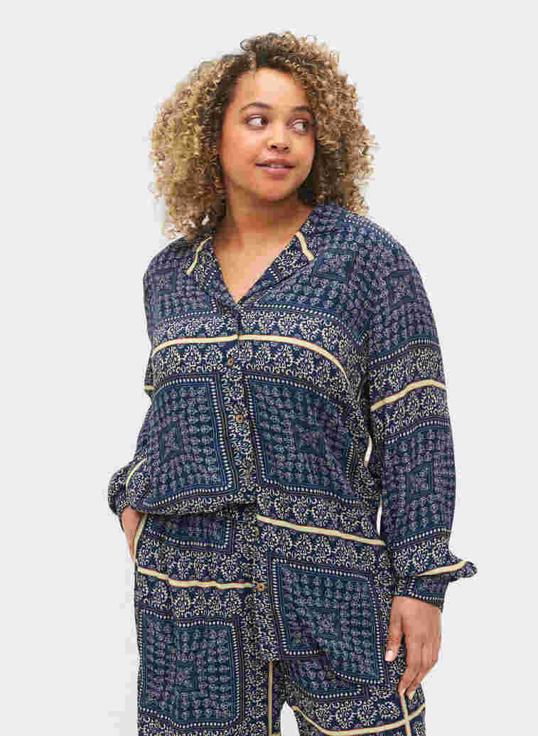 Lang viskoseskjorte med mønster, Blue Patch AOP, Model