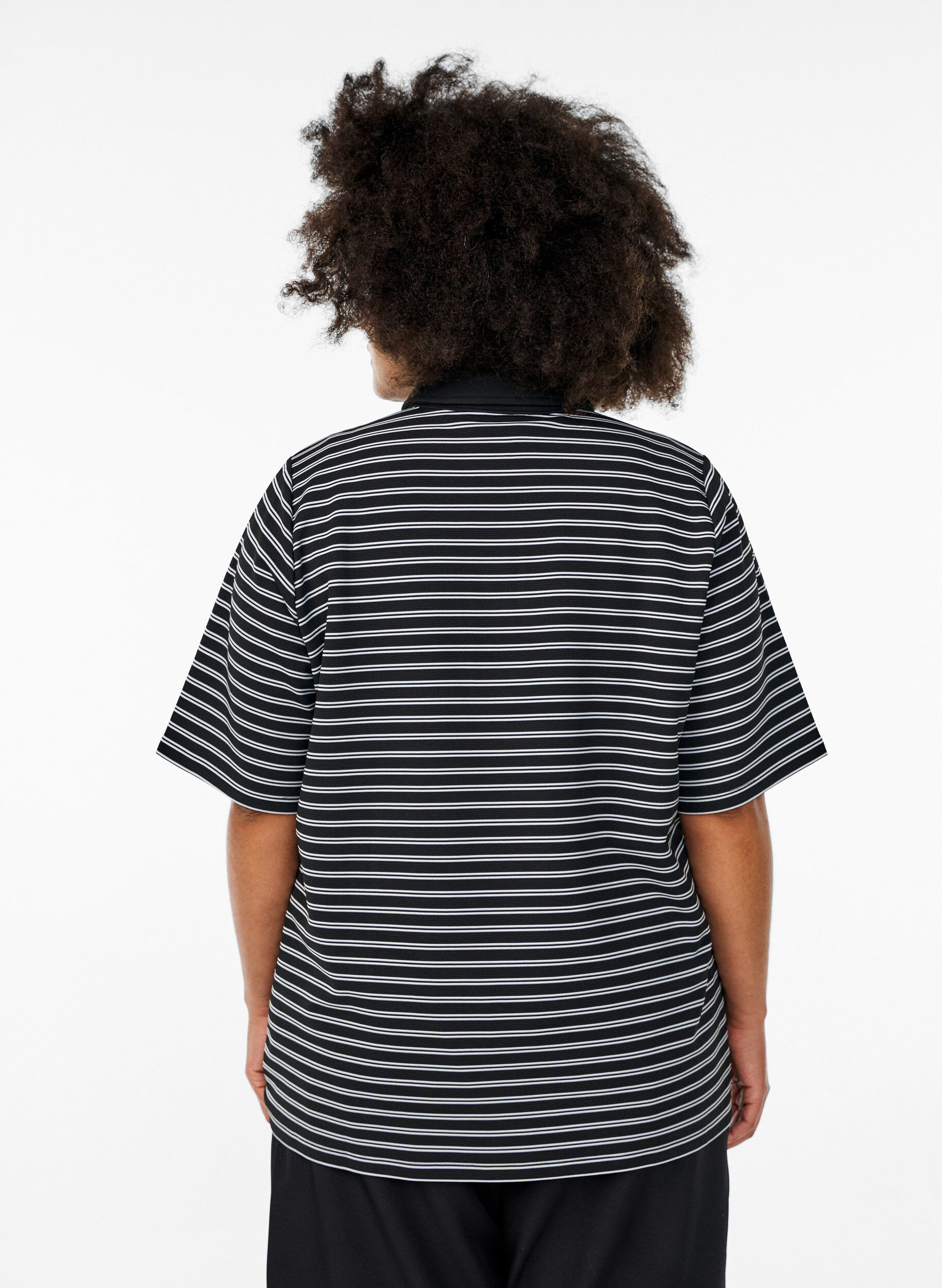 Zizzi Stripete poloskjorte med korte ermer og knapper, Svart, Model image number 2