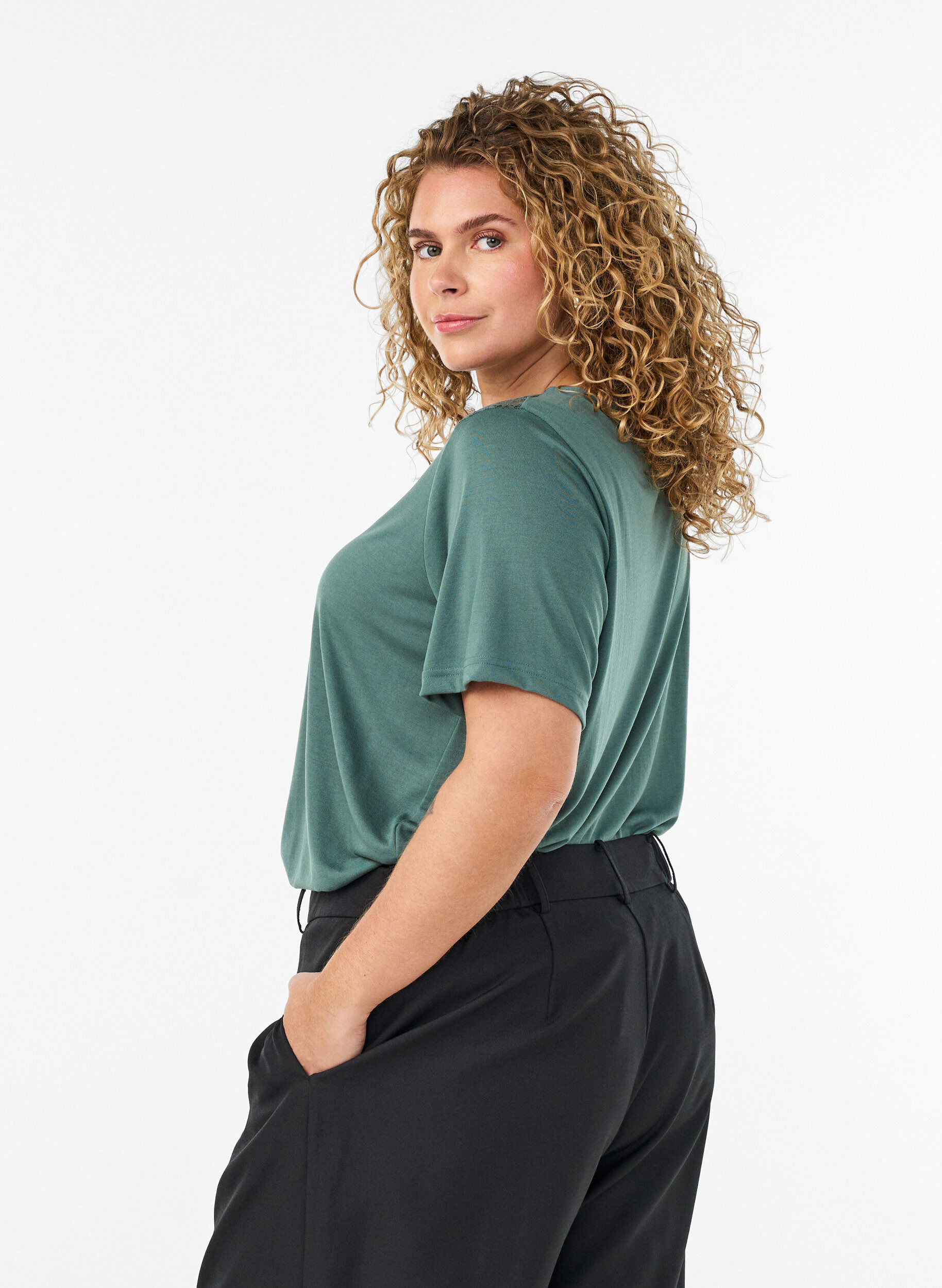 ZizziBluse med blondeinnsats og ballongermer, Gr&oslash;nn, Model image number 2