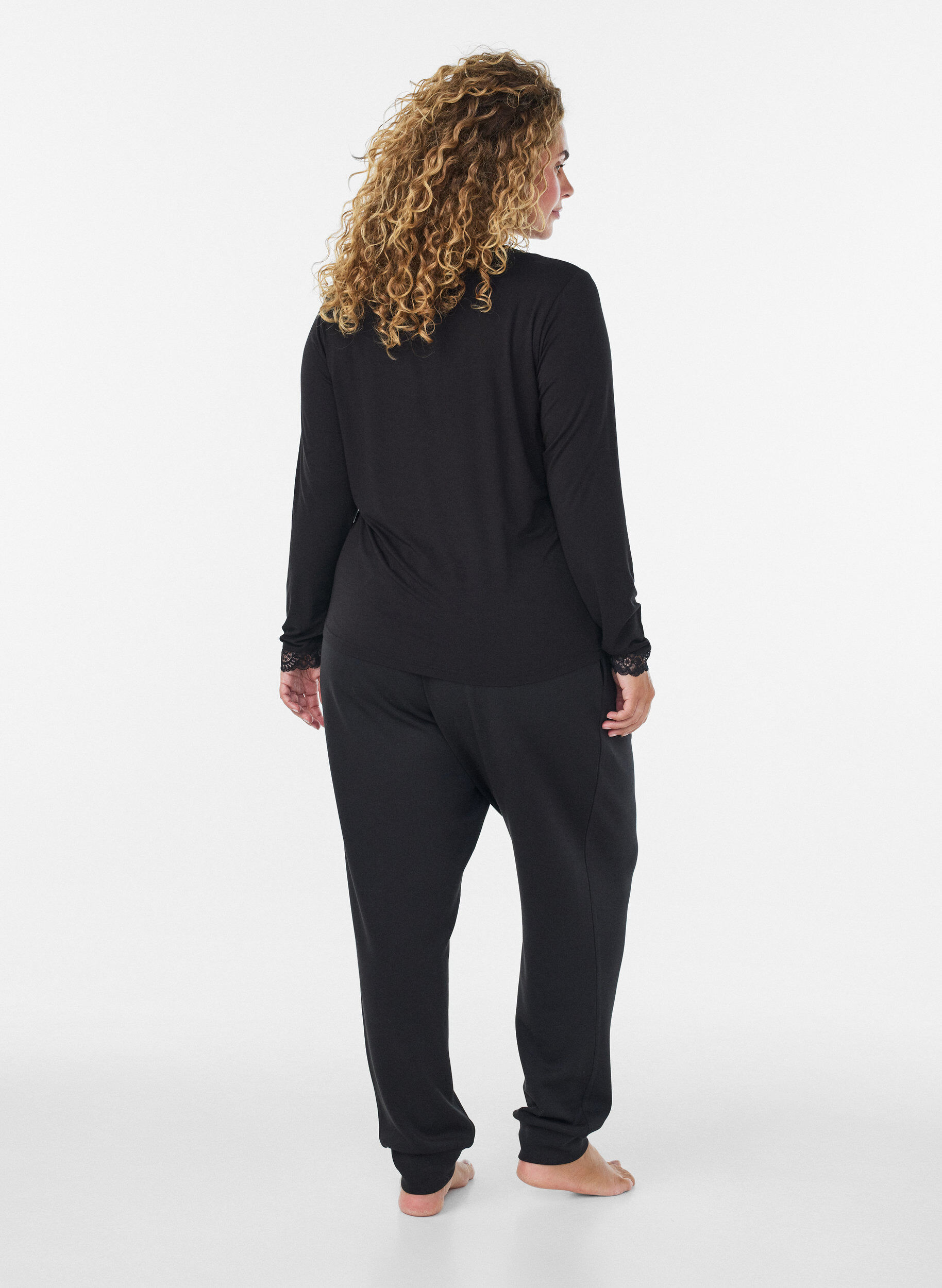 ZizziViskose bluse med blonder og V-hals, Svart, Model image number 2