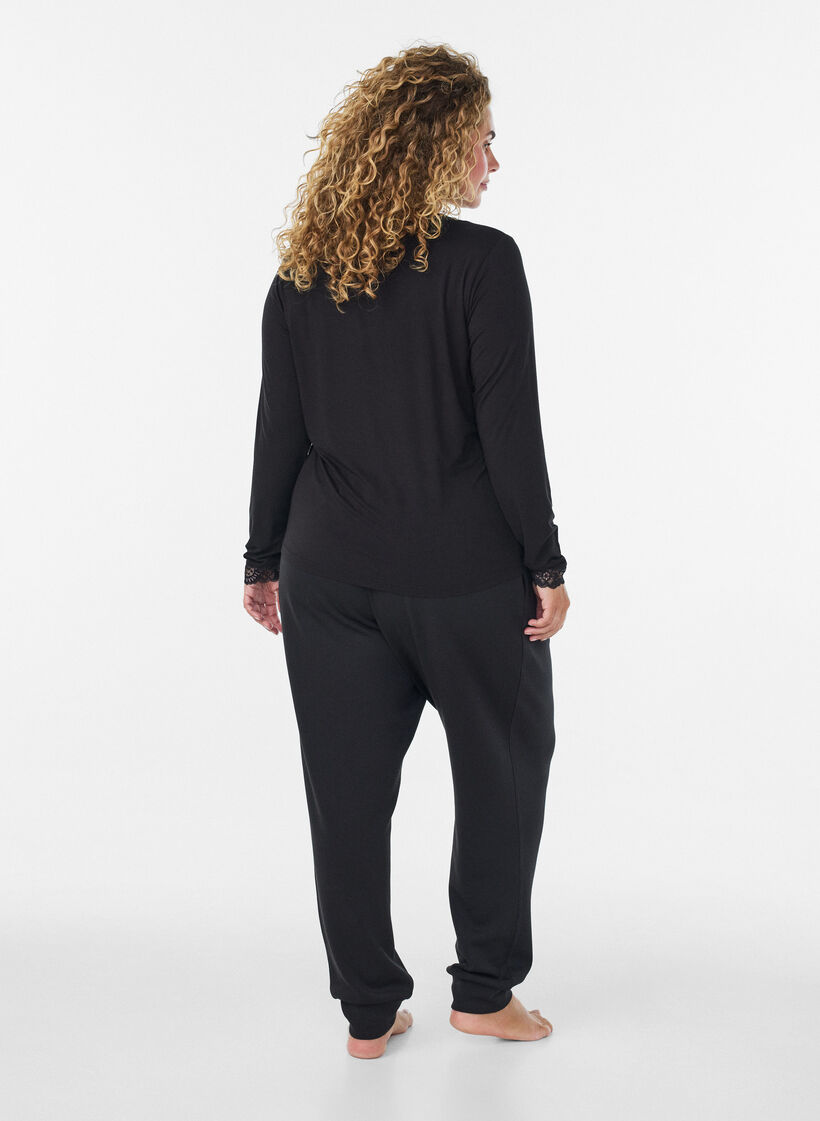 Viskose bluse med blonder og V-hals, Svart, Model image number 2