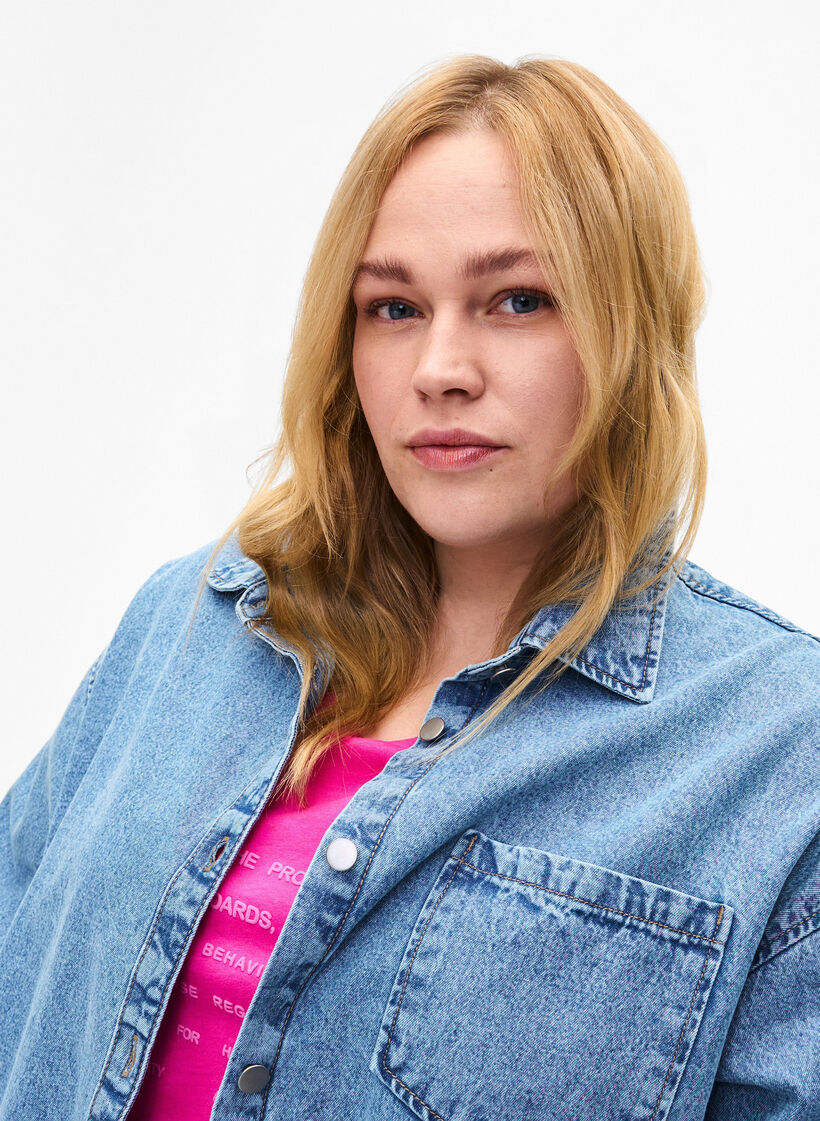 Løs jeansskjorte med brystlomme, Light blue denim, Model image number 2