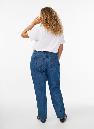Zizzi Høy-midje Gemma jeans med broderte detaljer, DB Hearts, Model image number 1