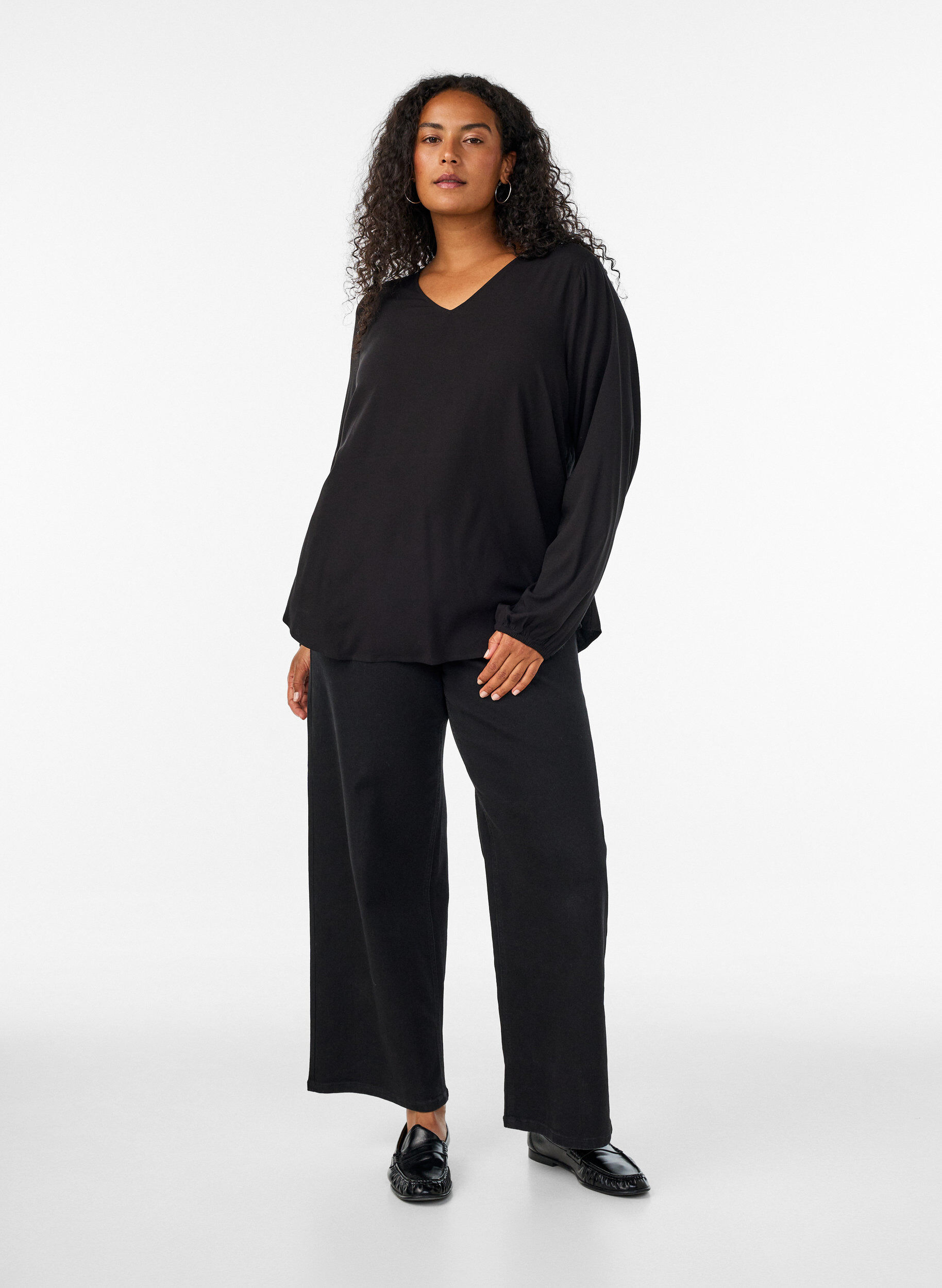 ZizziViskosebluse med V-hals og lange ermer, Svart, Model image number 1