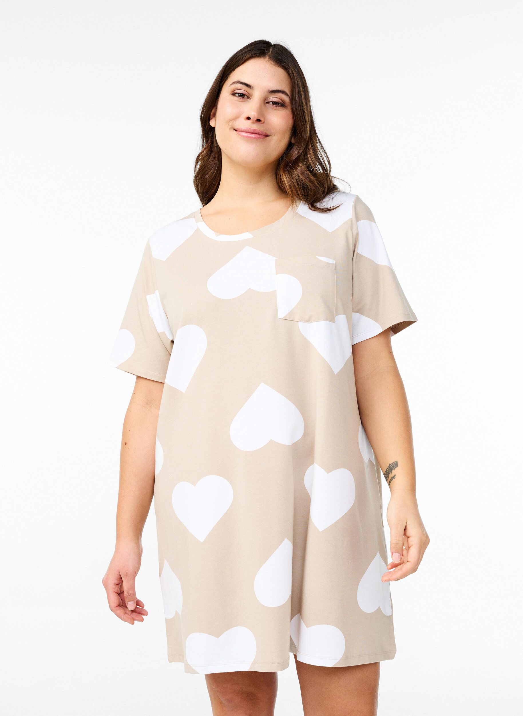 Zizzi Lang nattskjorte i en modalblanding med hjerter, Beige, Model image number 0