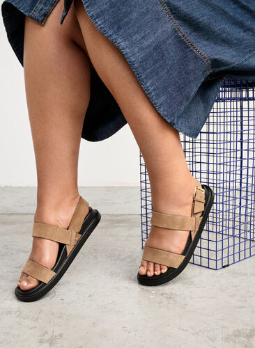 Zizzi Wide fit sandal i semsket skinn, Brown, Image image number 1