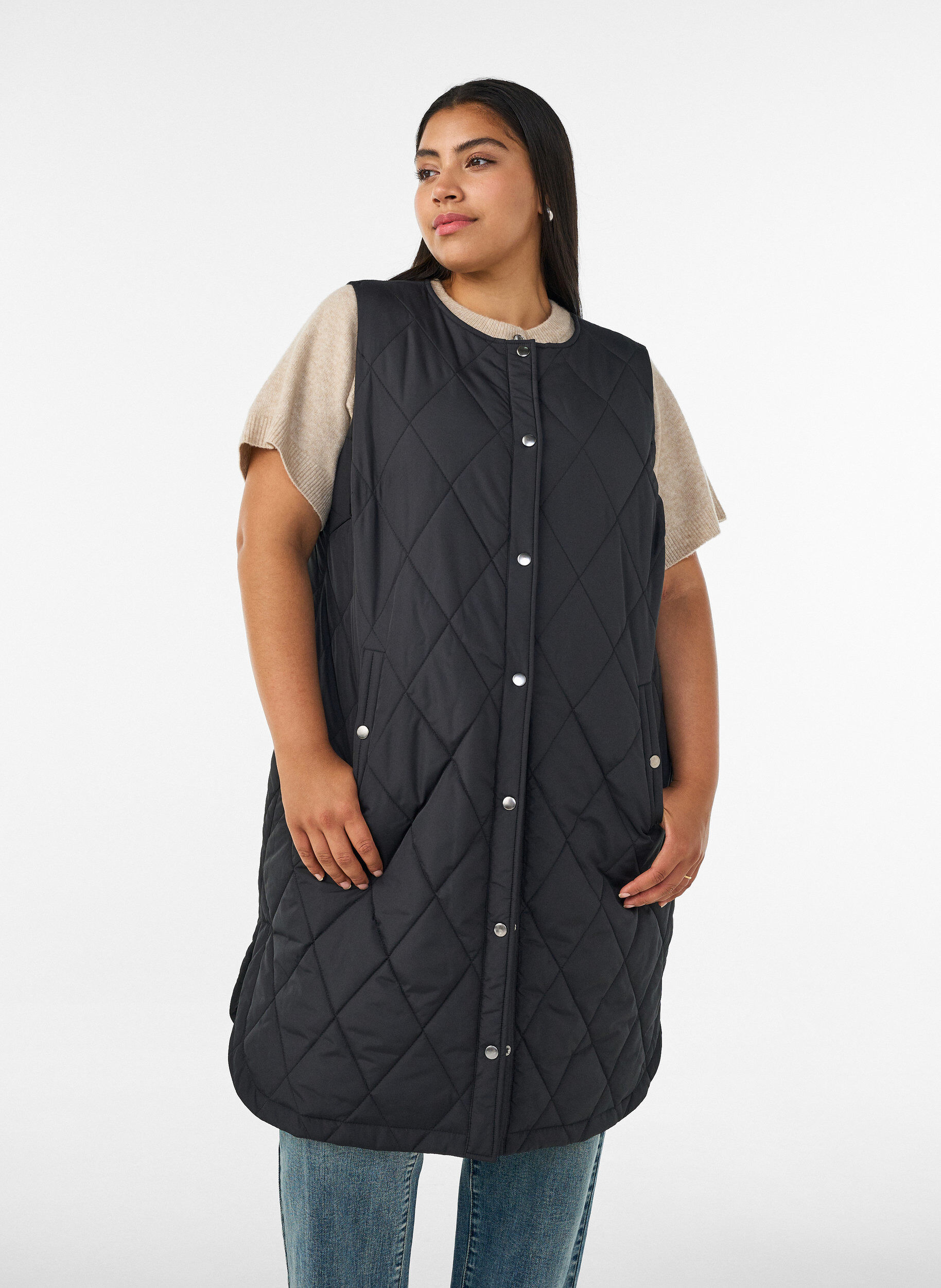 ZizziLangt vattert vest med trykknapper, Svart, Model image number 0