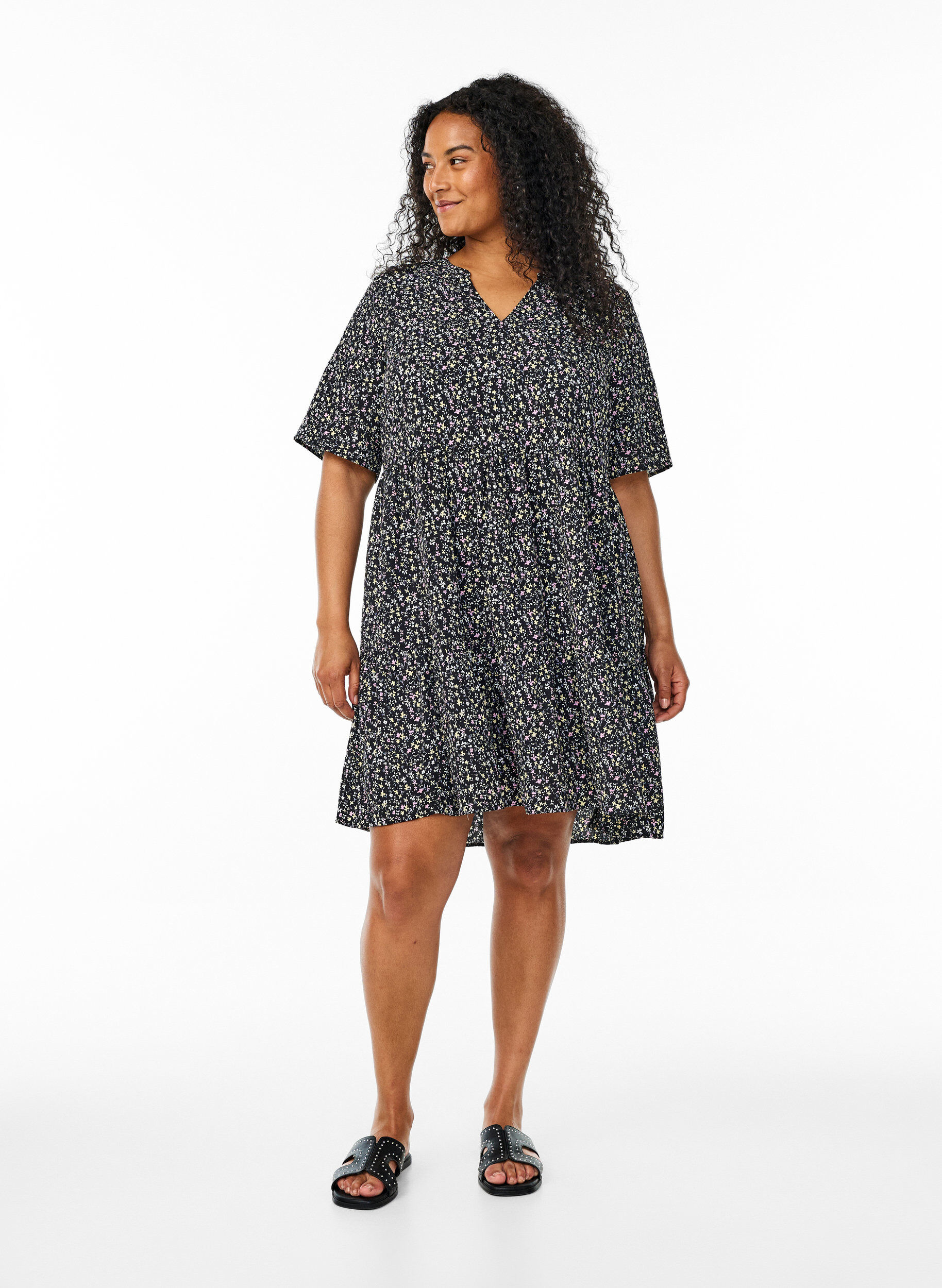 Zizzi Kortermet kjole med A-linesk&aring;ret snitt og snittlinjer, Svart, Model image number 1