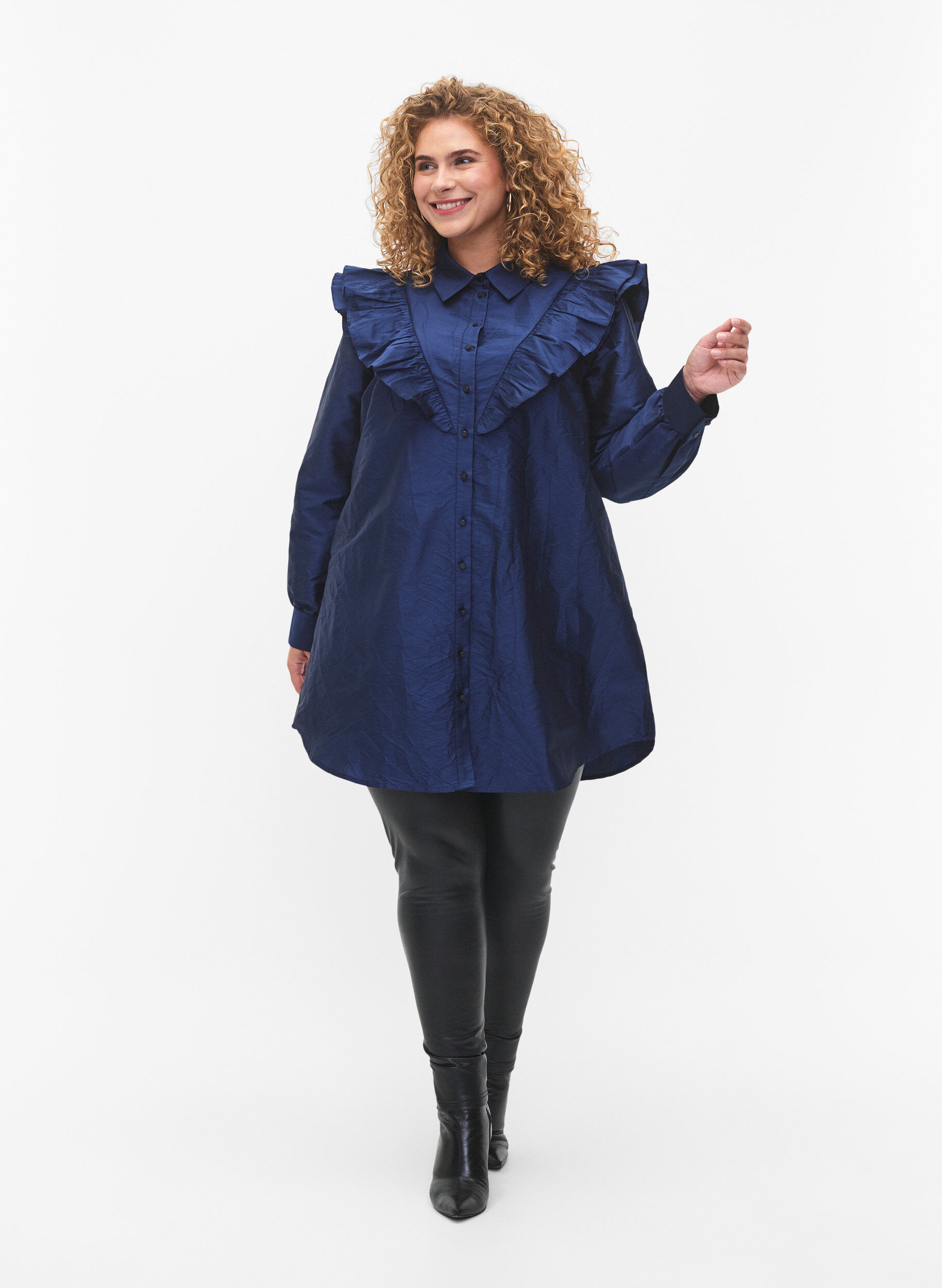 Zizzi Ensfarget skjorte med volangedetaljer, Titan, Model image number 2