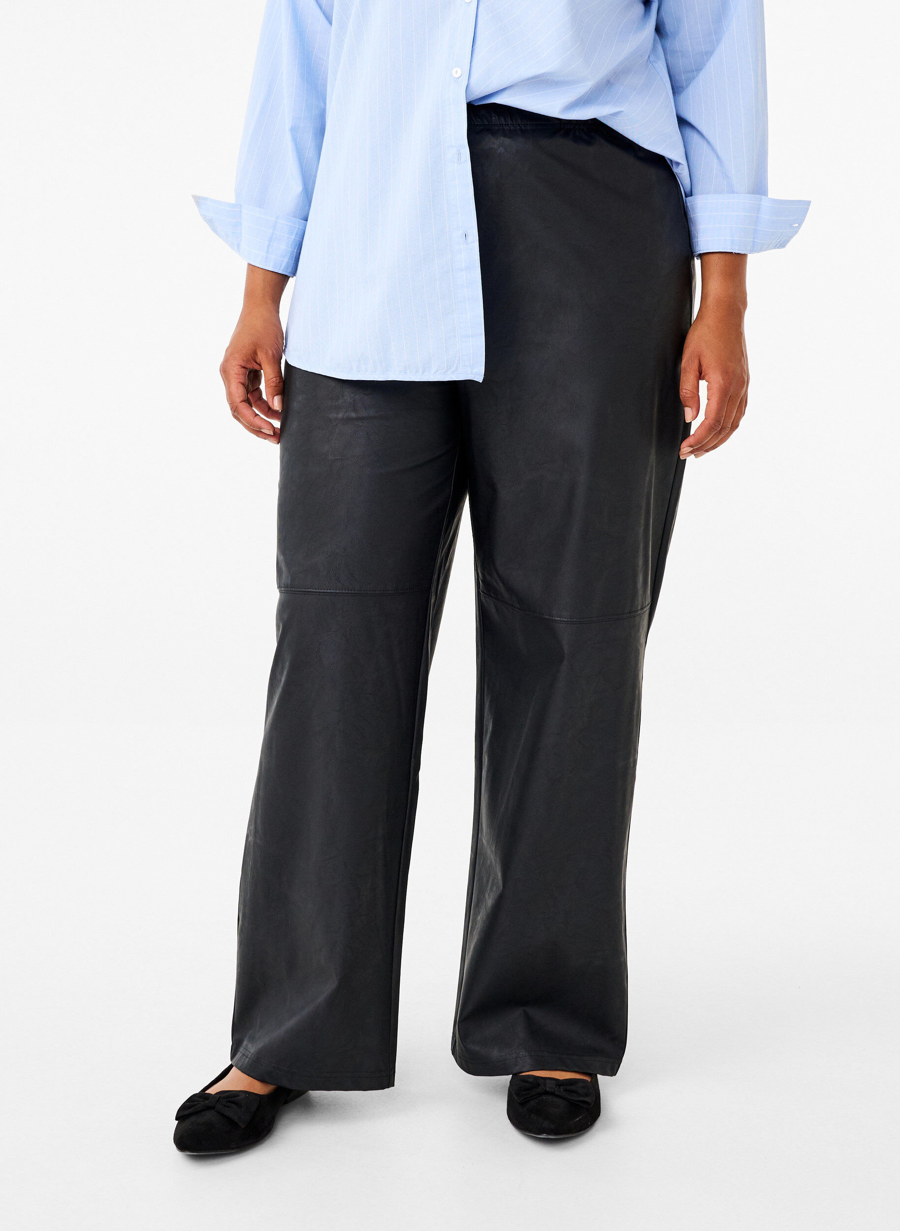 Zizzi L&oslash;se bukser i imitert skinn med elastisk midjeb&aring;nd, Black, Model image number 2