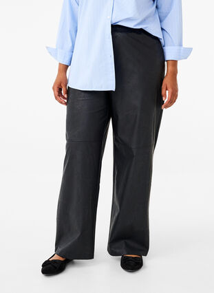 Zizzi Løse bukser i imitert skinn med elastisk midjebånd, Black, Model image number 2