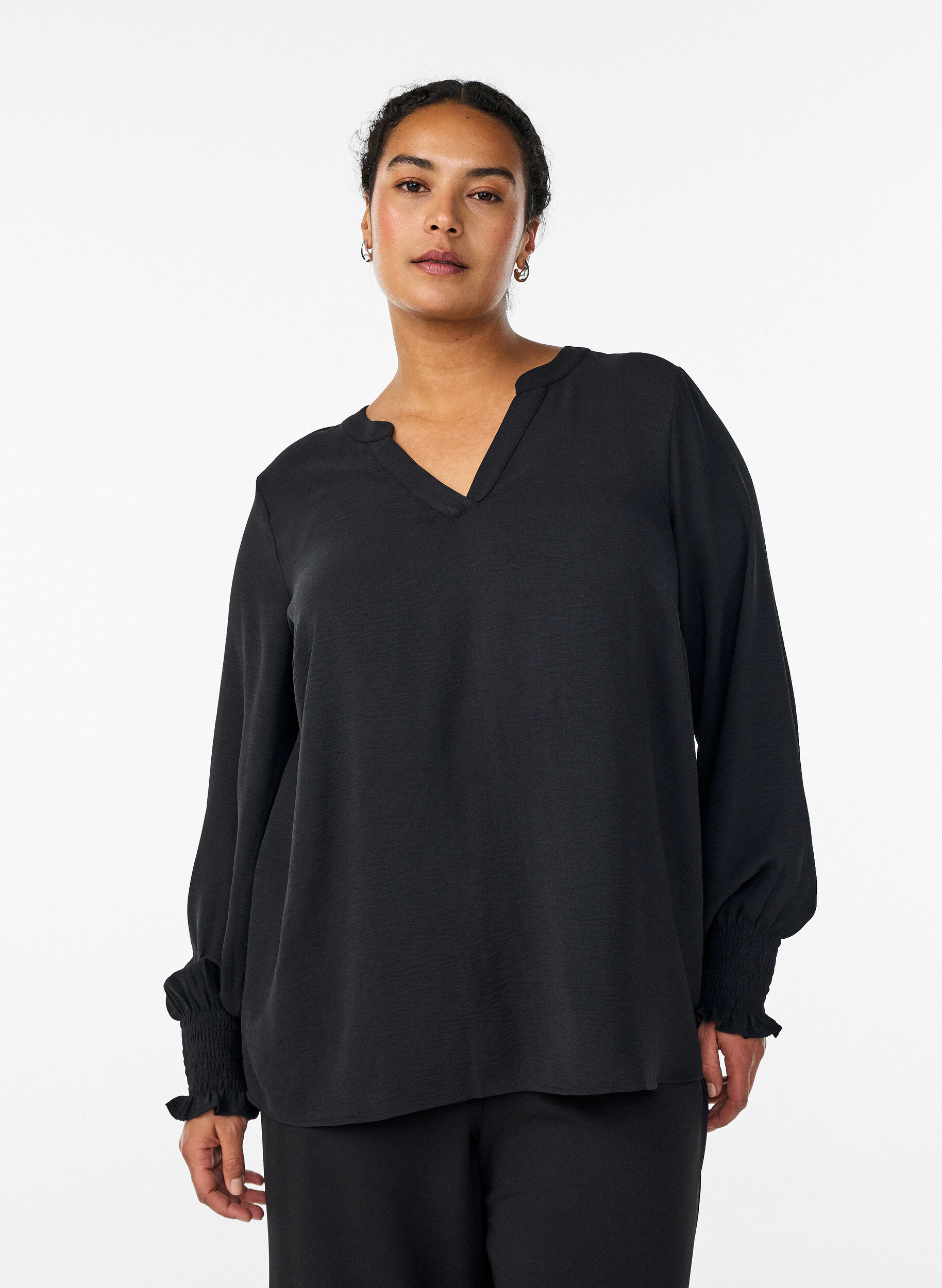 Bluse med smockmansjetter og V-hals, Svart, Model