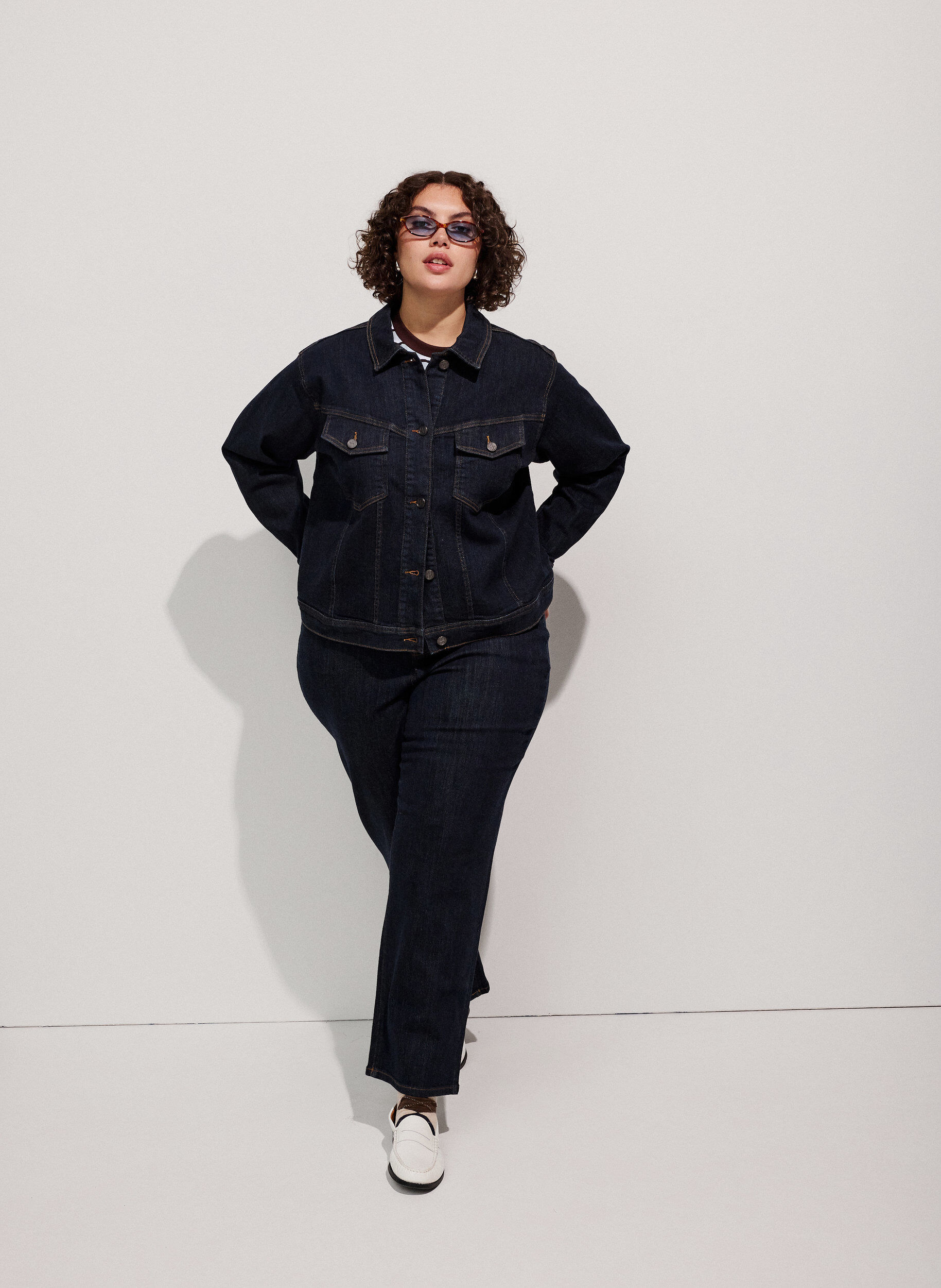 ZizziStraight fit Kiana jeans med h&oslash;y midje, Bl&aring;, Model image number 1