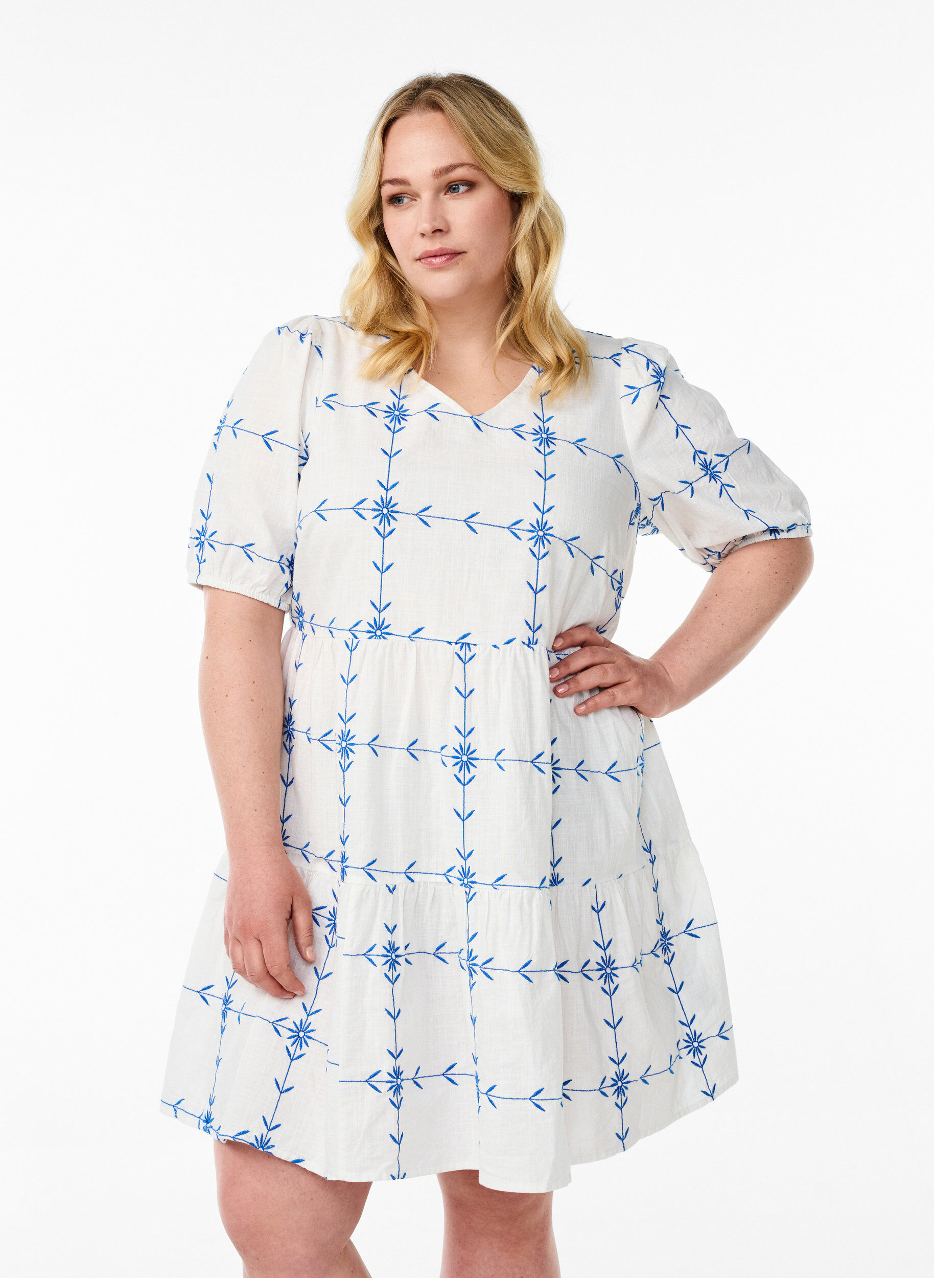 Kort kjole med V-hals og broderi, Hvit, Model